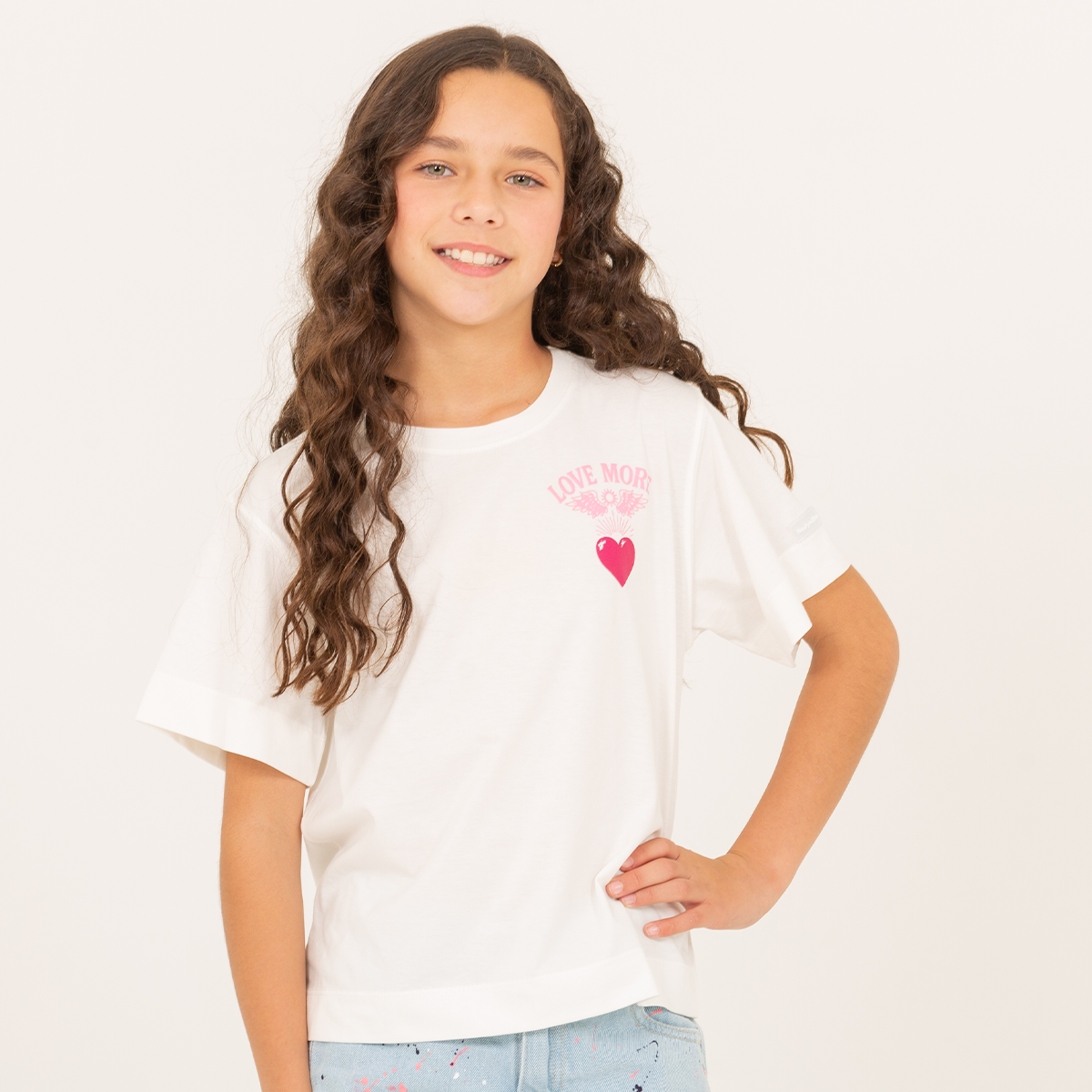 Camiseta para niñas con diseño estampado love more