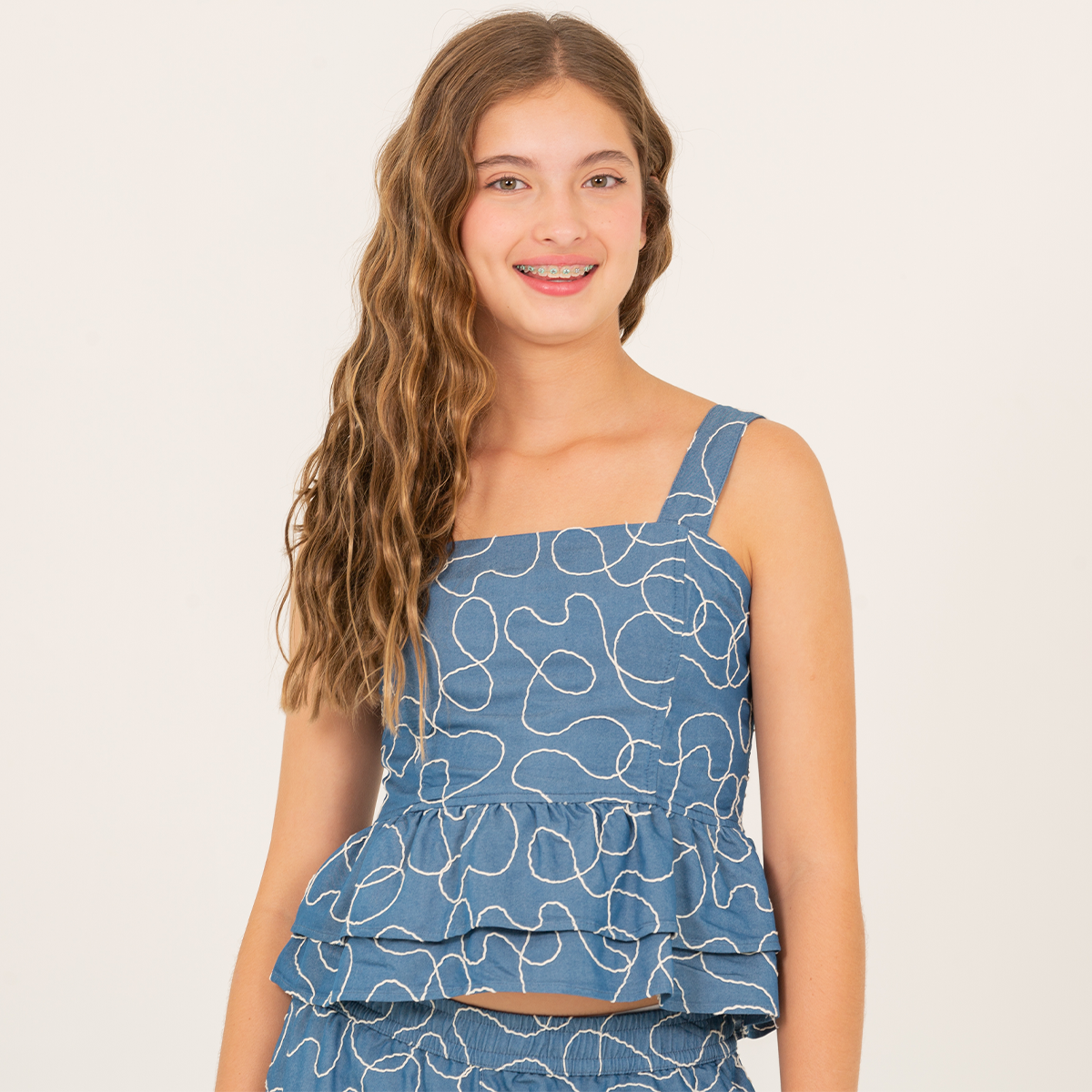 Crop top para niñas con bordado all over - Azul