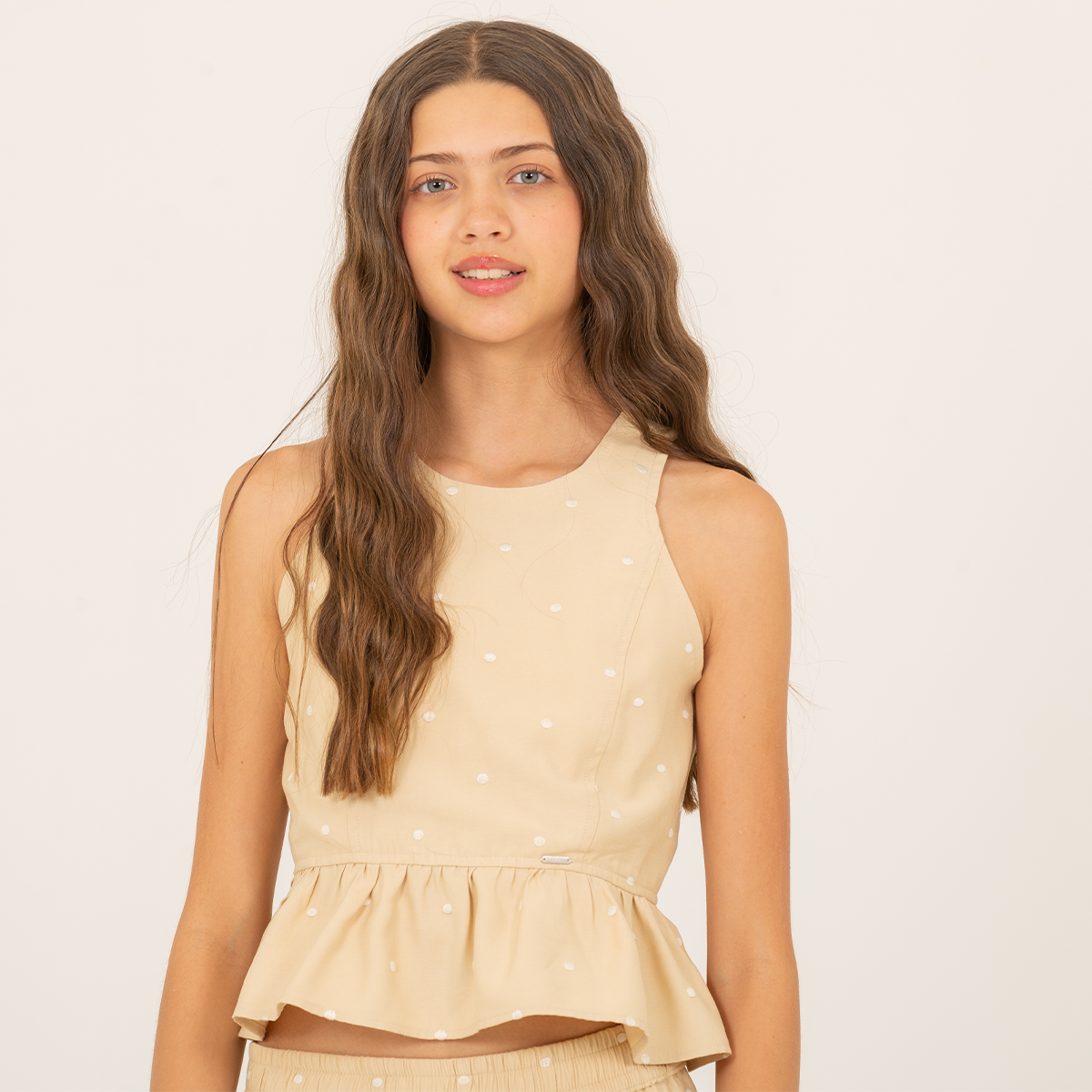 Crop top para niñas con lunares bordados - Caqui
