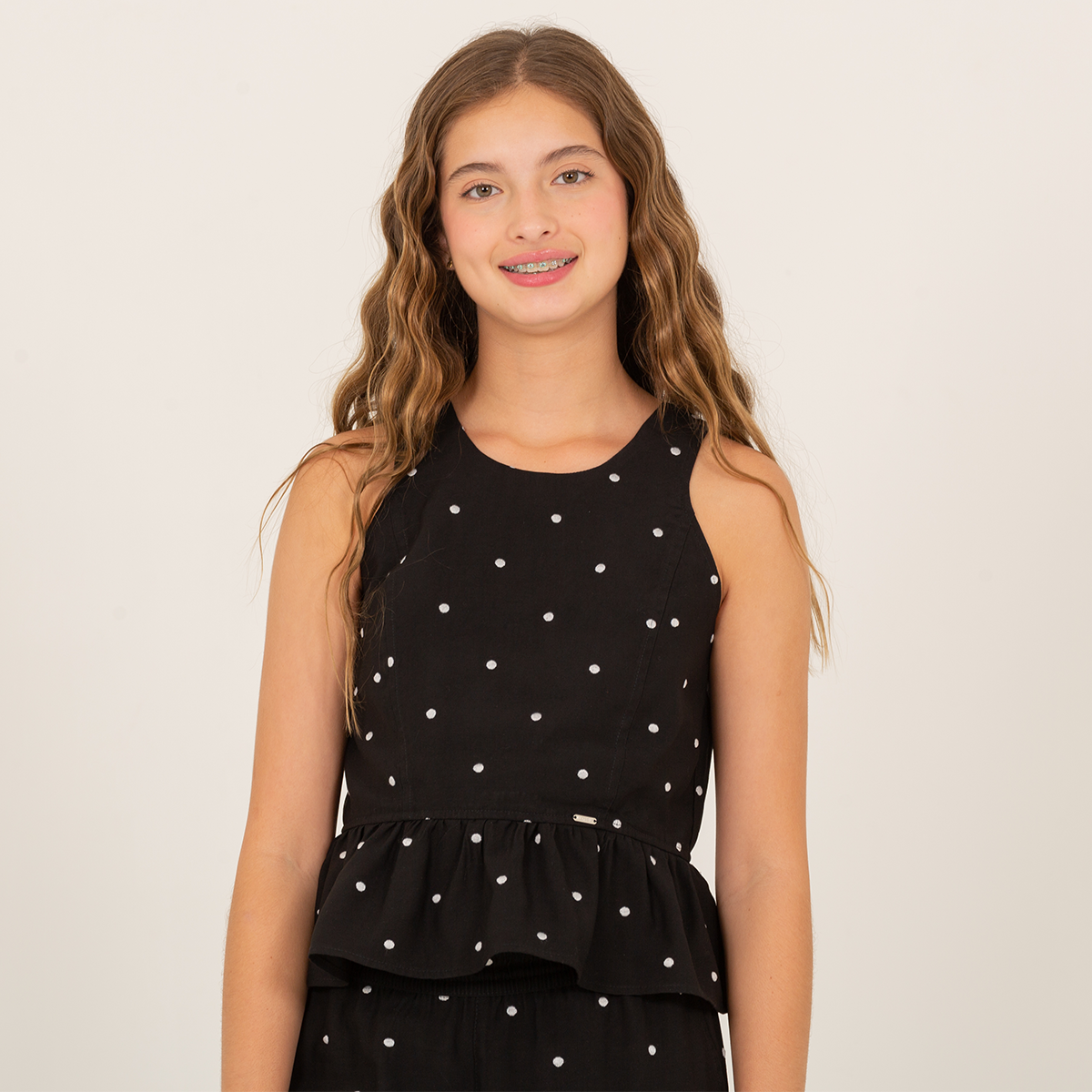 Crop top para niñas con detalles de lunares bordados - Negro