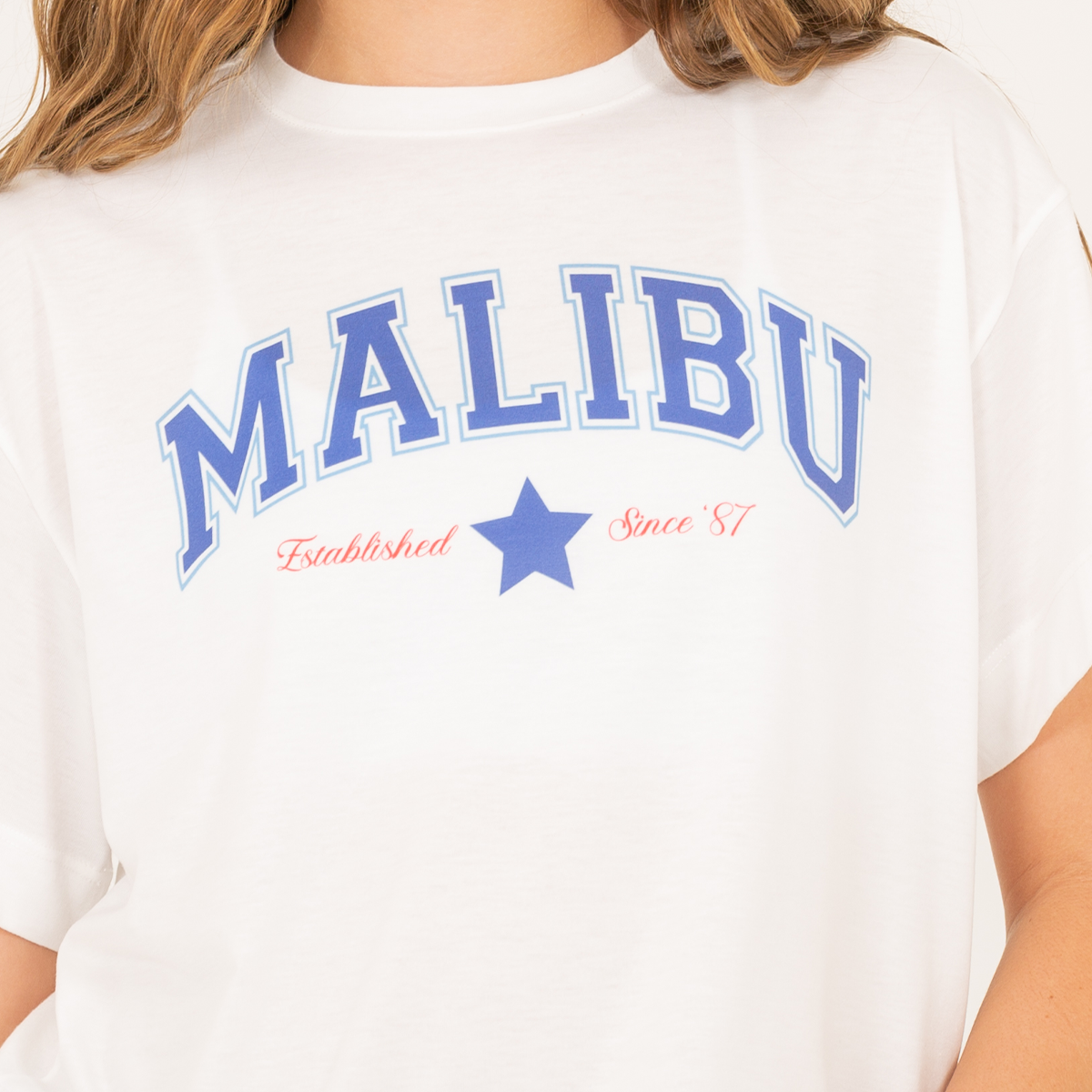 Camiseta para niñas con estampado grafico malibu