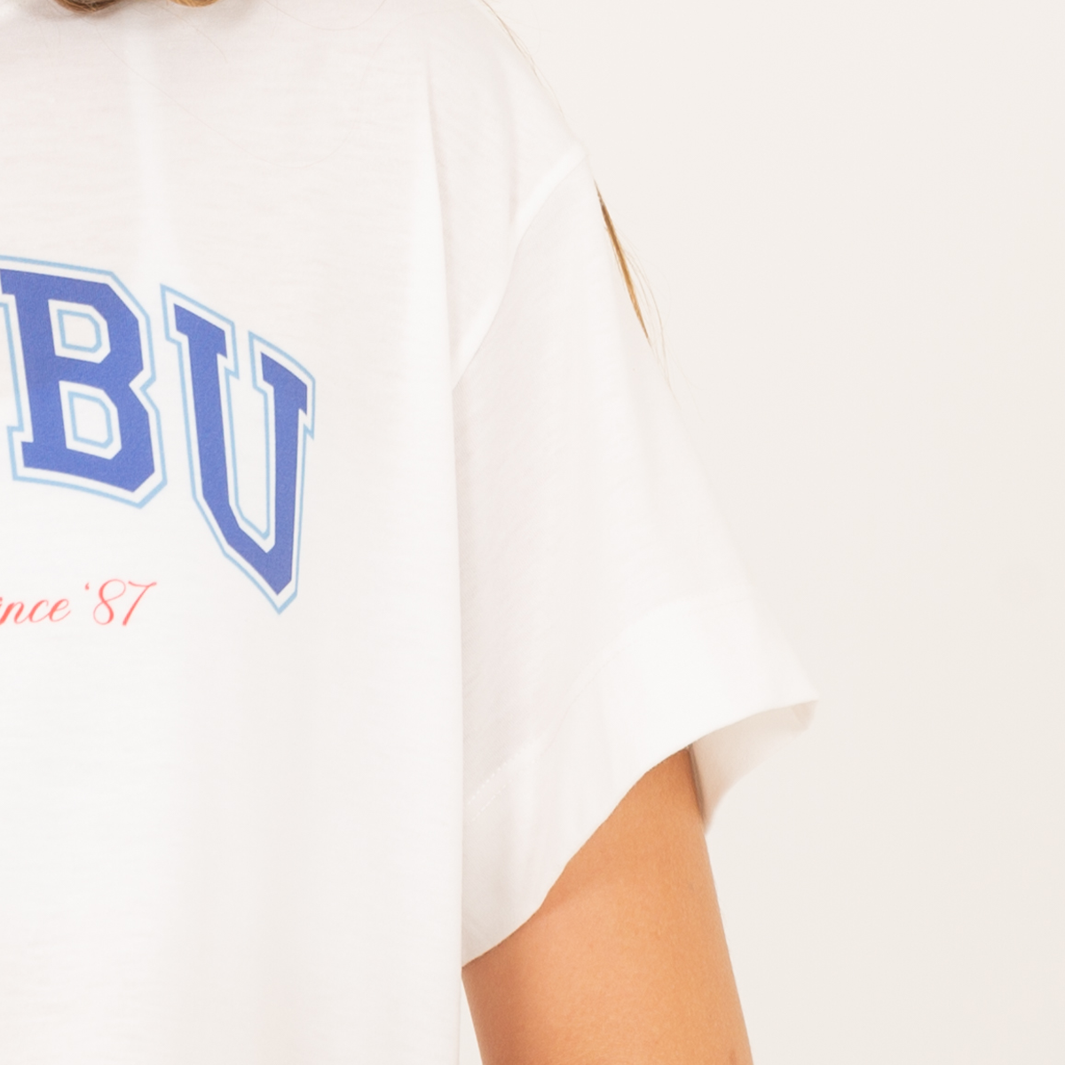 Camiseta para niñas con estampado grafico malibu