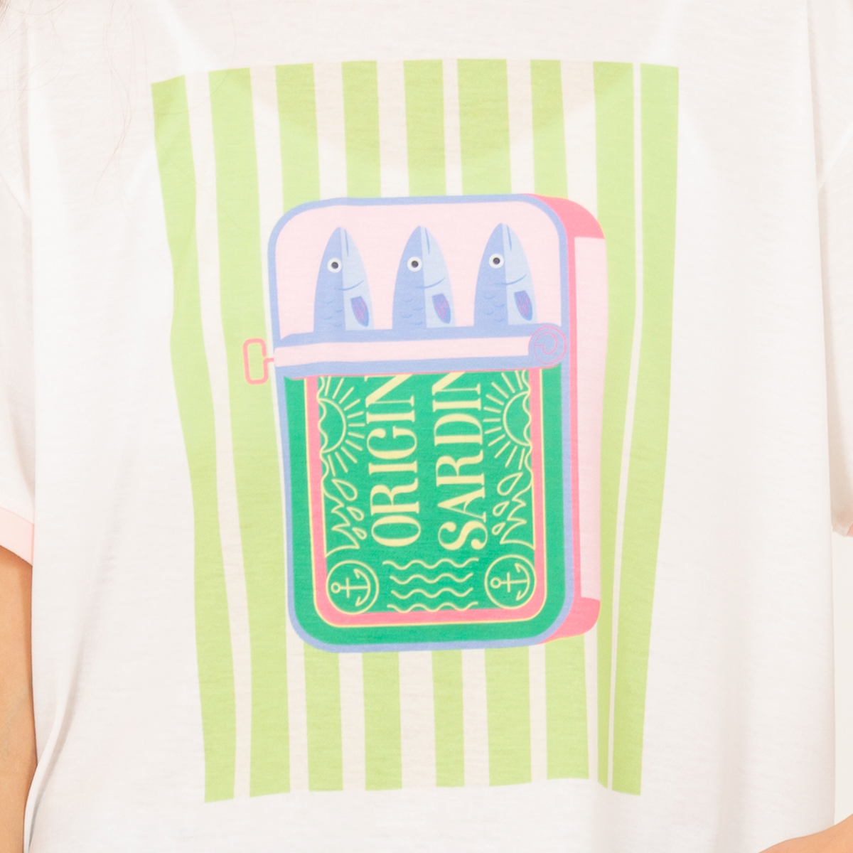 Camiseta para niñas con diseño estampado de sardinas