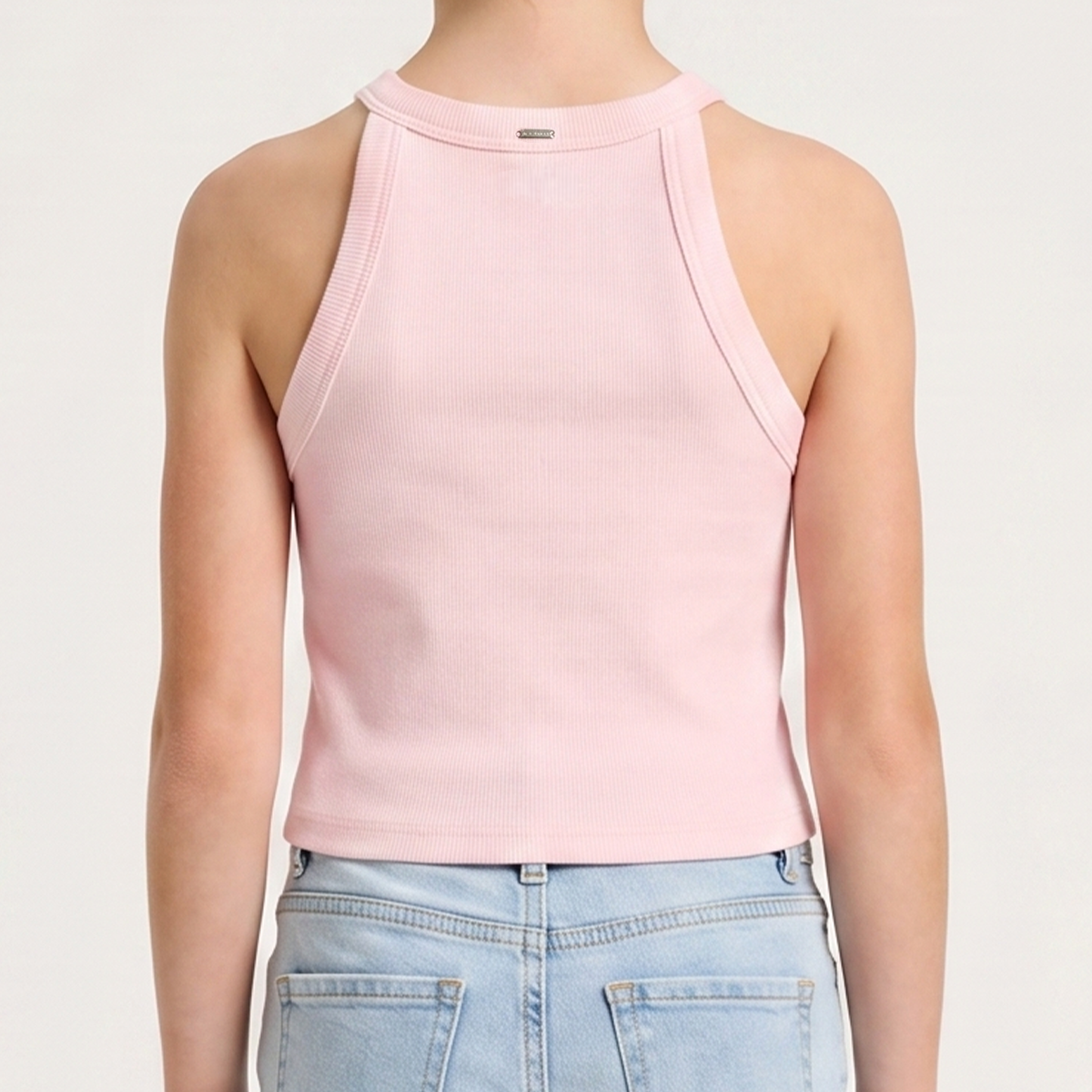 Crop top para niñas en rib con diseño de fresa bordada