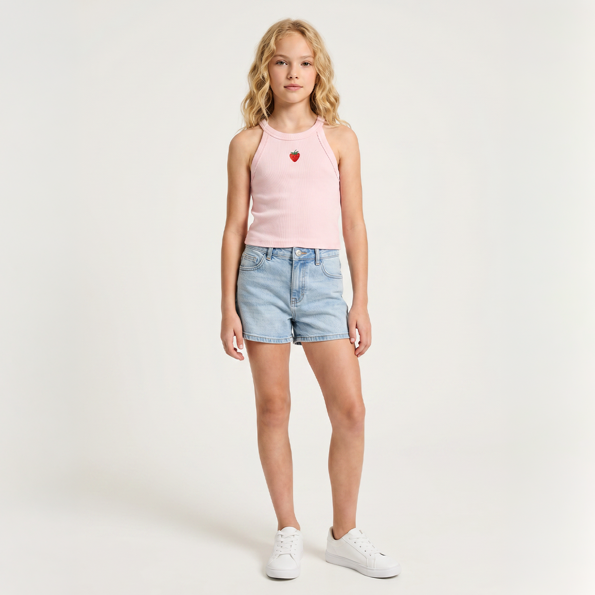 Crop top para niñas en rib con diseño de fresa bordada