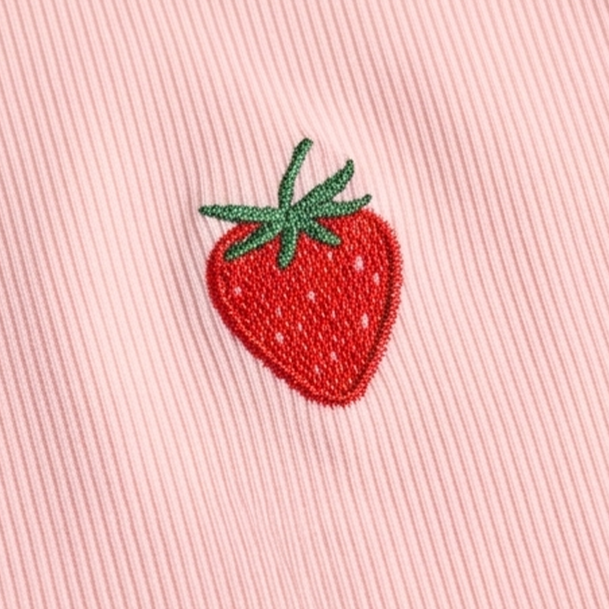 Crop top para niñas en rib con diseño de fresa bordada