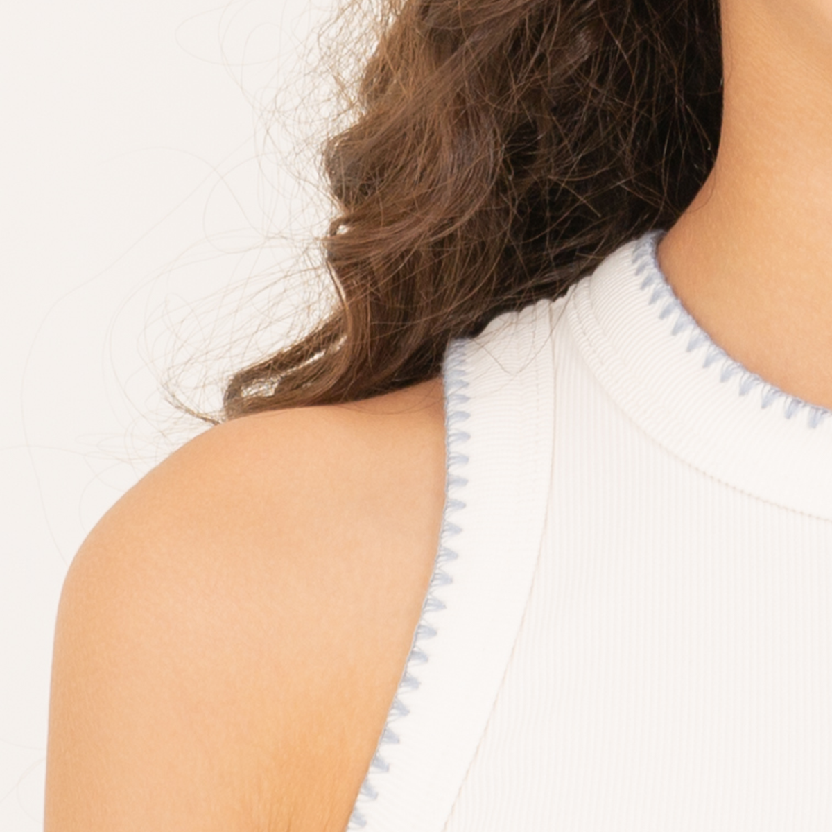 Camisa para niñas en rib con diseño bordado de flor - beige