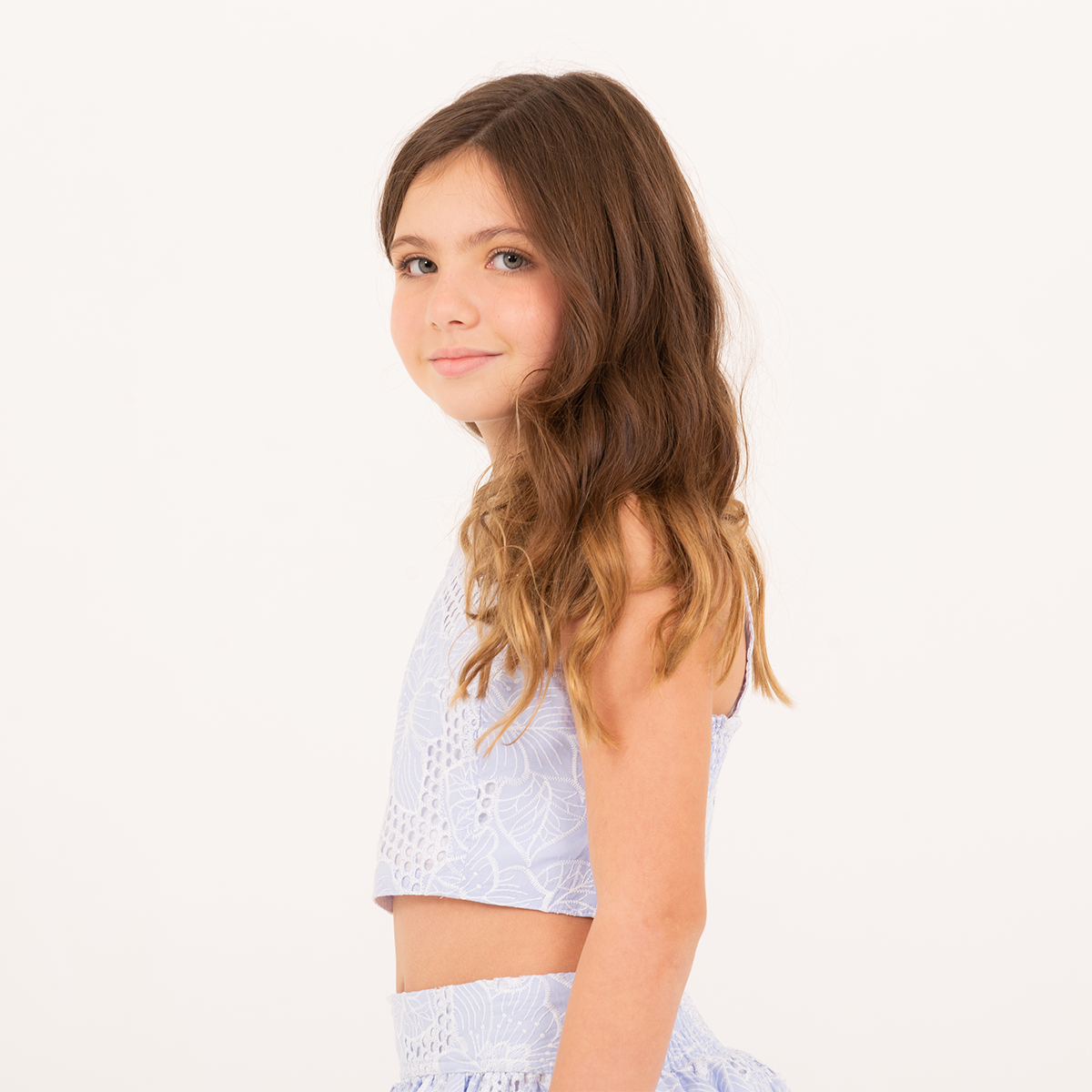 Crop top para niñas en ojalillo - Azul claro