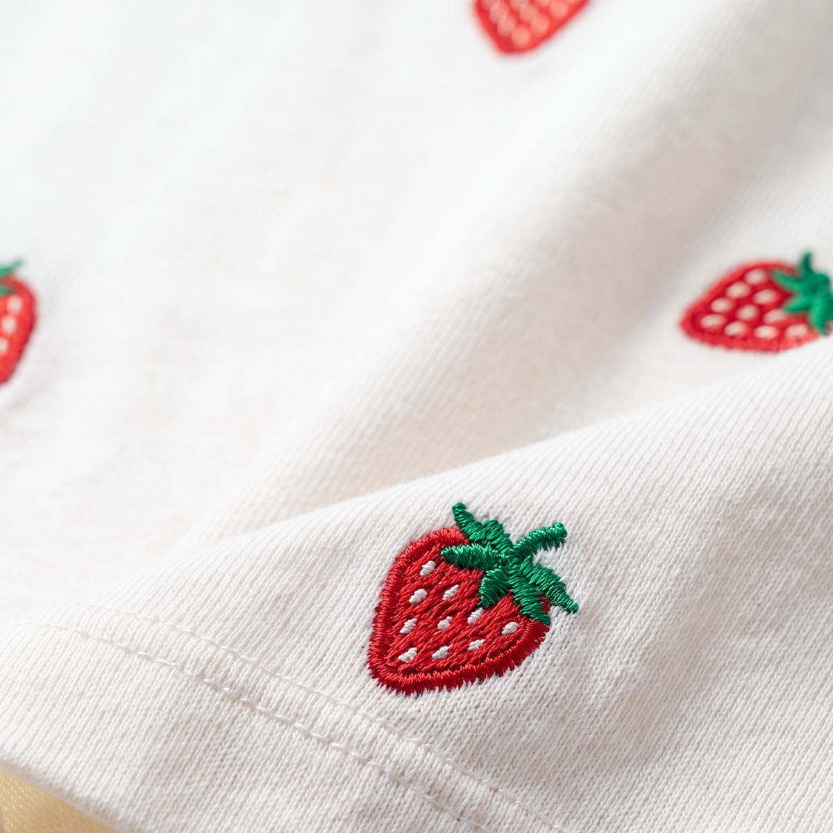 Camiseta para niñas con diseño de fresas bordadas