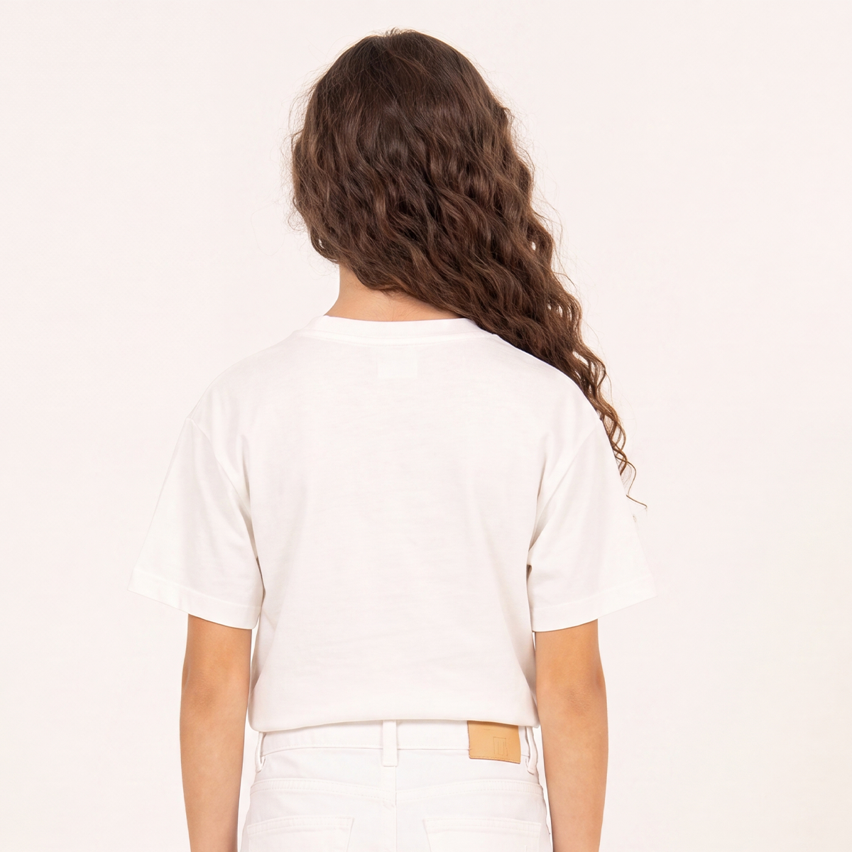 Camiseta para niñas con diseño de fresas bordadas