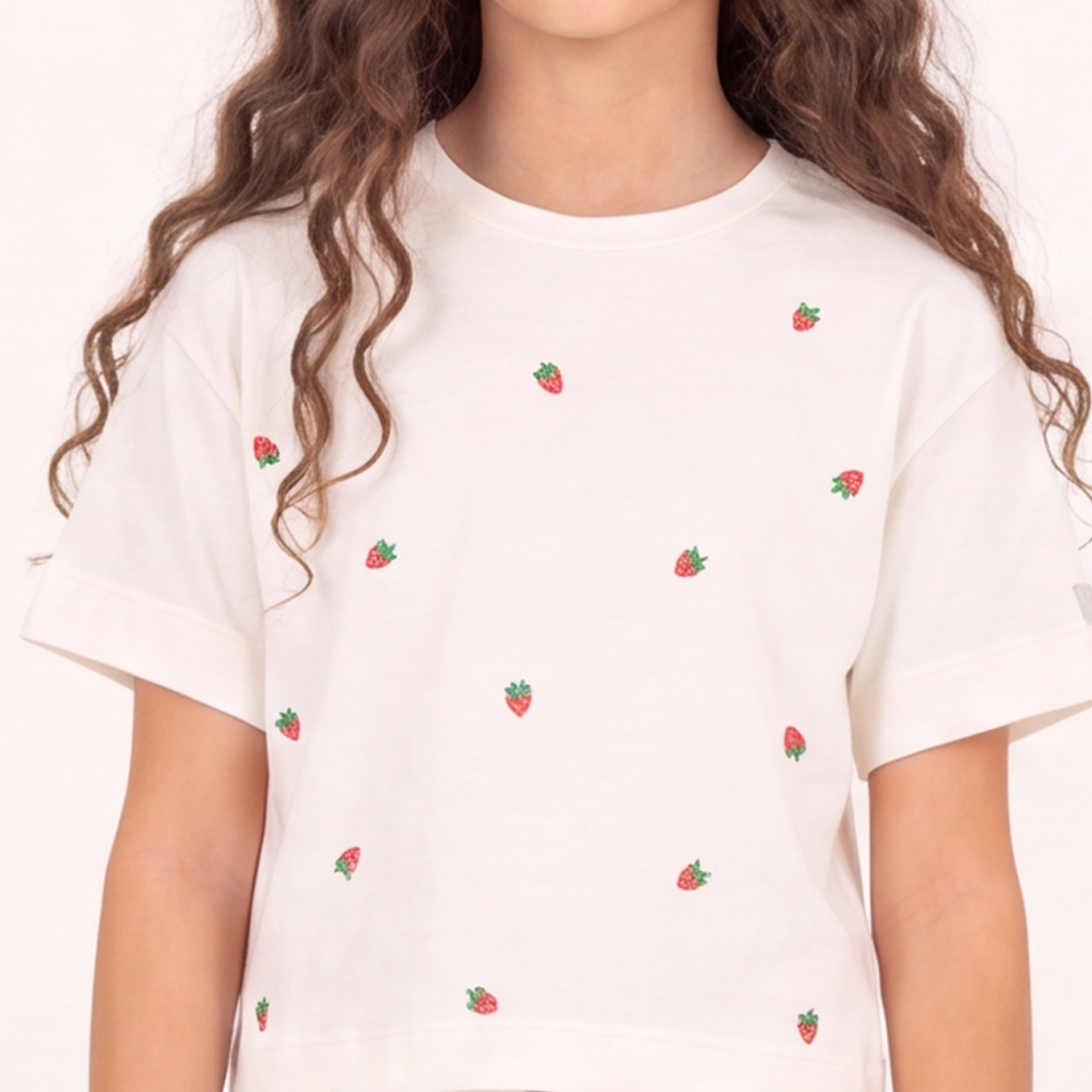 Camiseta para niñas con diseño de fresas bordadas