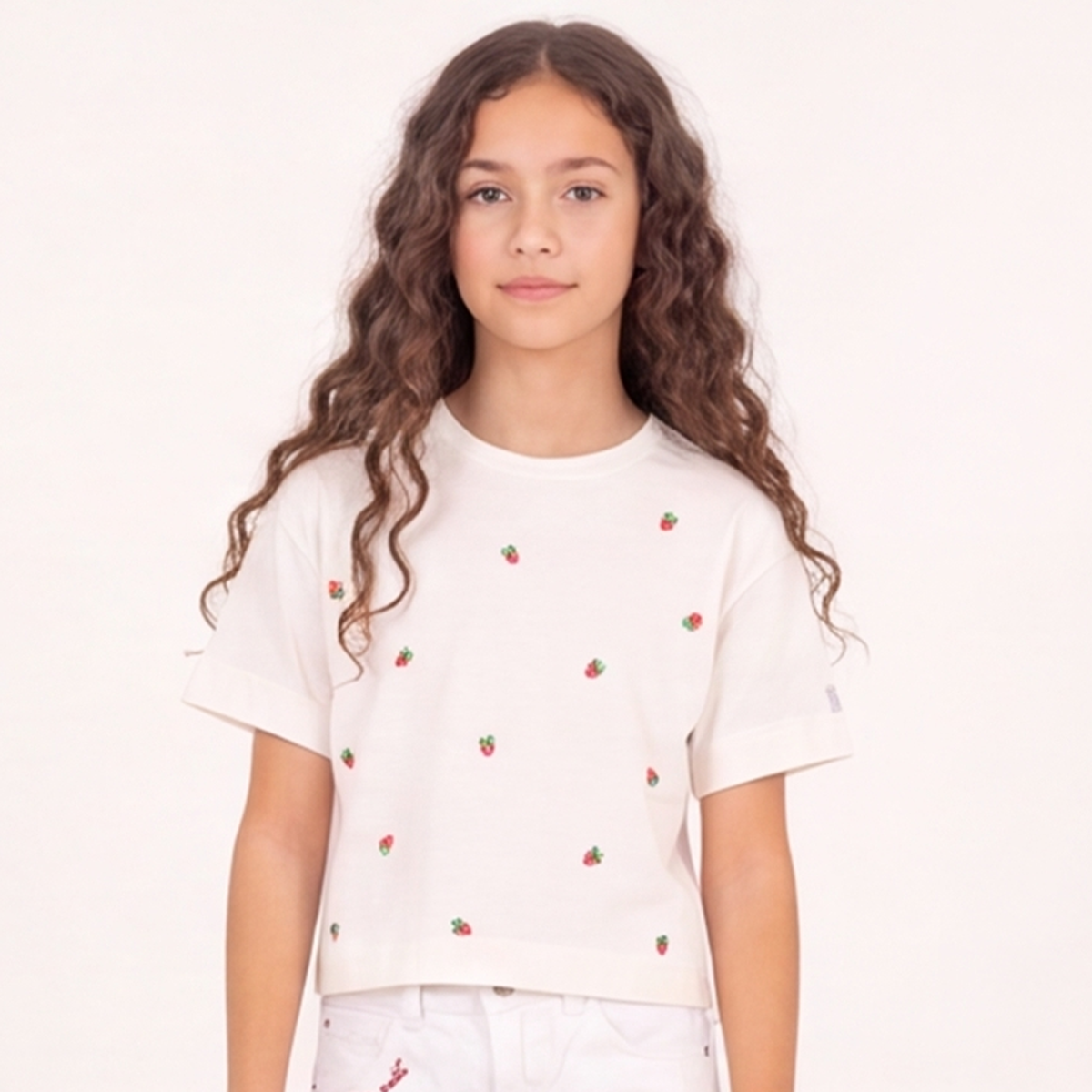 Camiseta para niñas con diseño de fresas bordadas