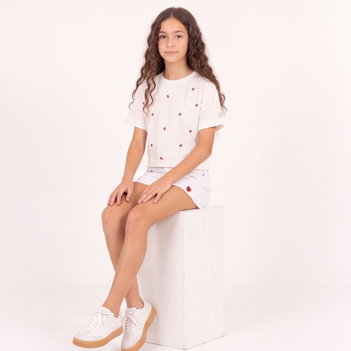 Camiseta para niñas con diseño de fresas bordadas