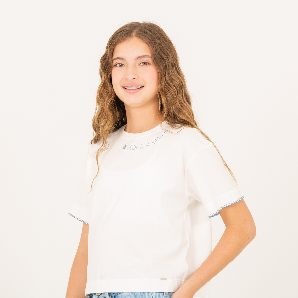 Camiseta para niñas con diseño bordado Life is a garden