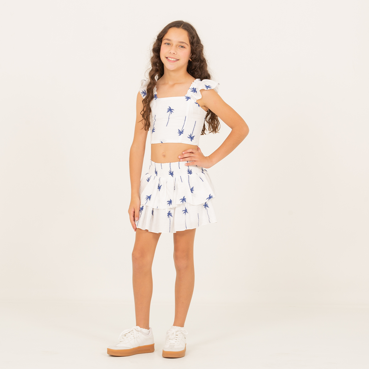 Crop top para niñas con diseño de palmeras bordadas