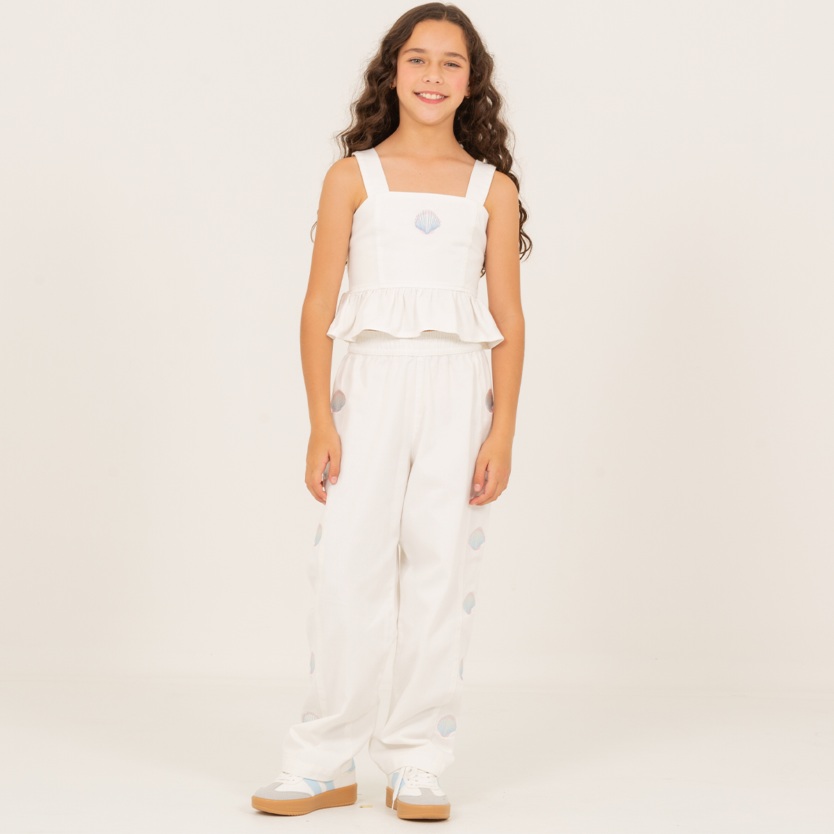 Crop top para niñas con diseño bordado – Off white