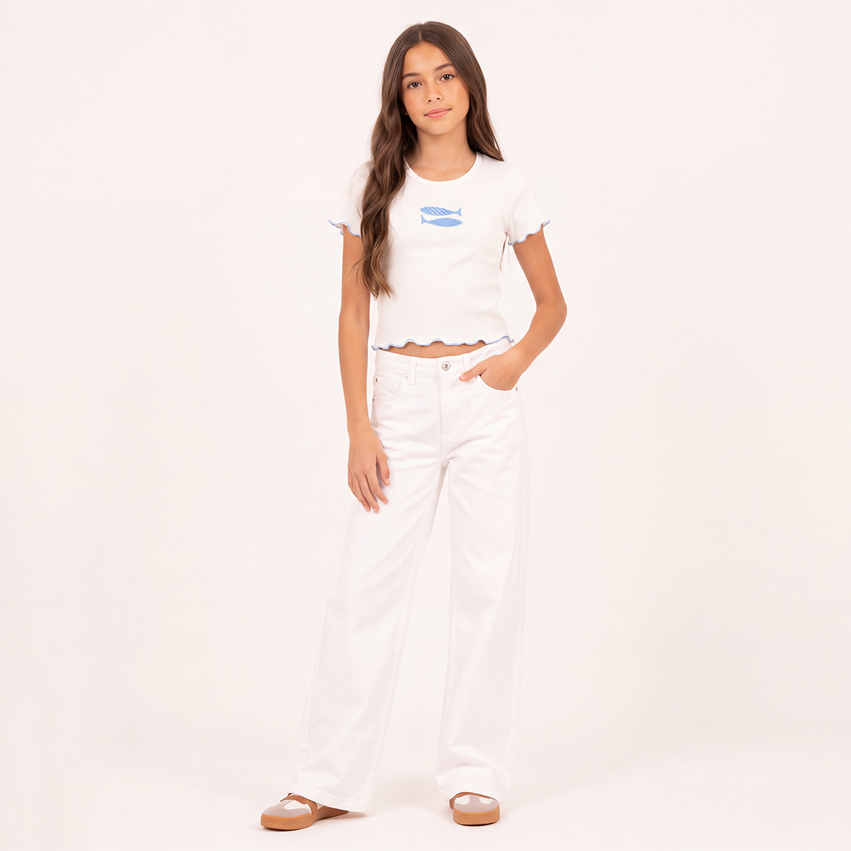 Camisa crop para niñas en rib con diseño bordado - Beige