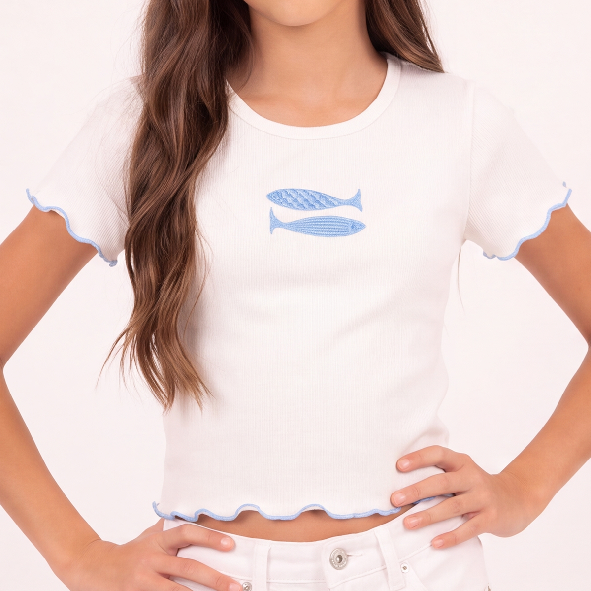 Camisa crop para niñas en rib con diseño bordado - Beige