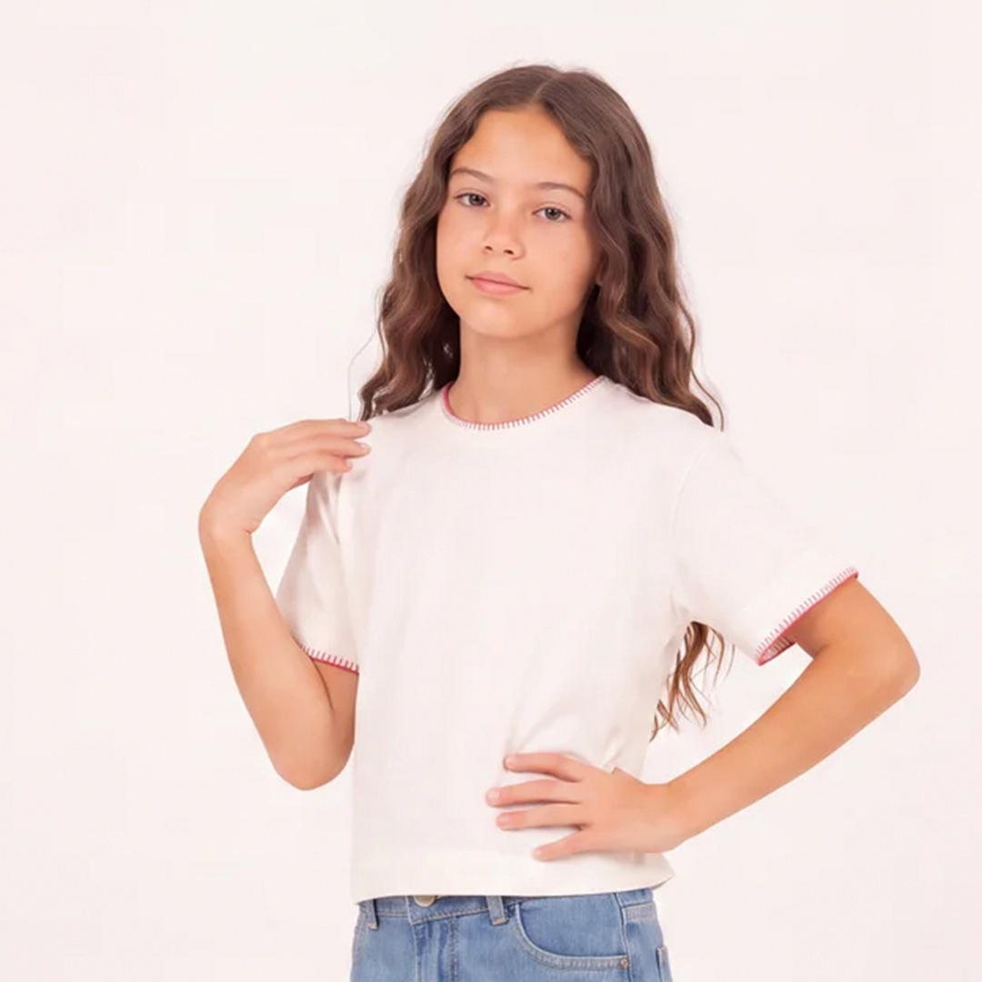 Camiseta para niñas con detalles en contraste