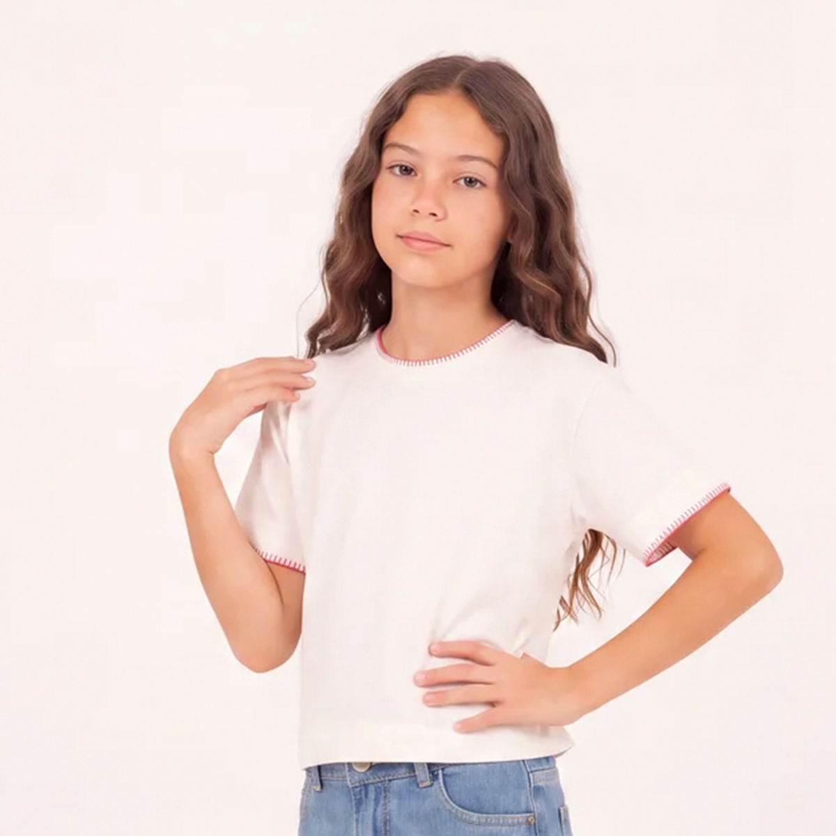 Camiseta para niñas con detalles en contraste