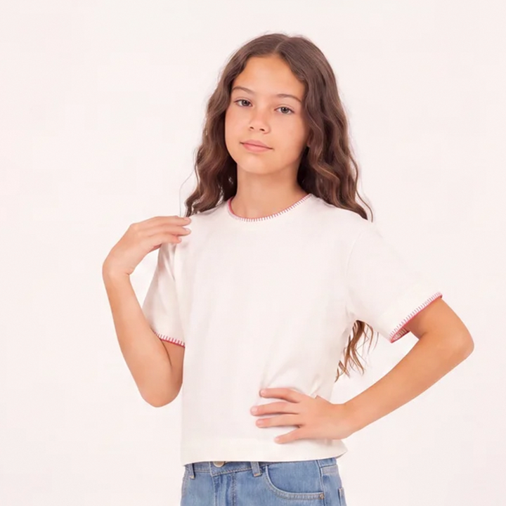 Camiseta para niñas con detalles en contraste