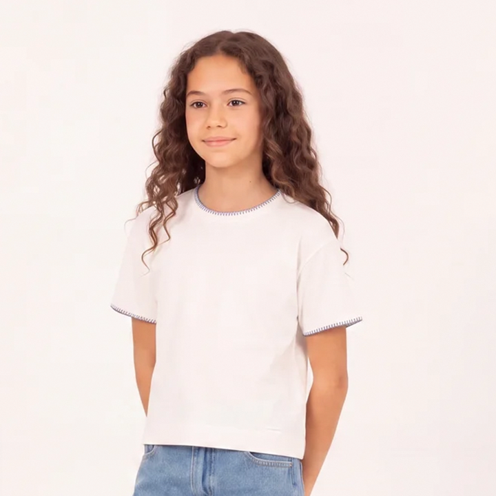 Camiseta para niñas con detalles en contraste
