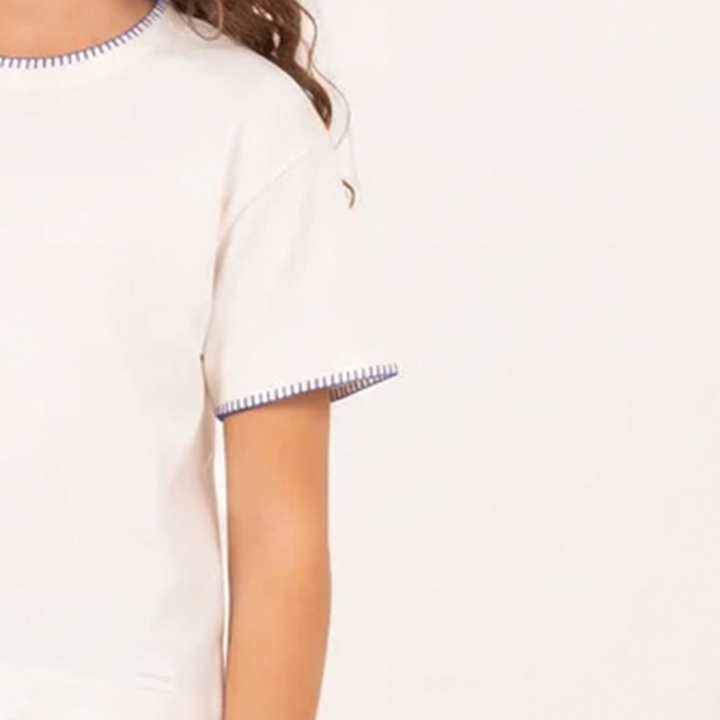 Camiseta para niñas con detalles en contraste