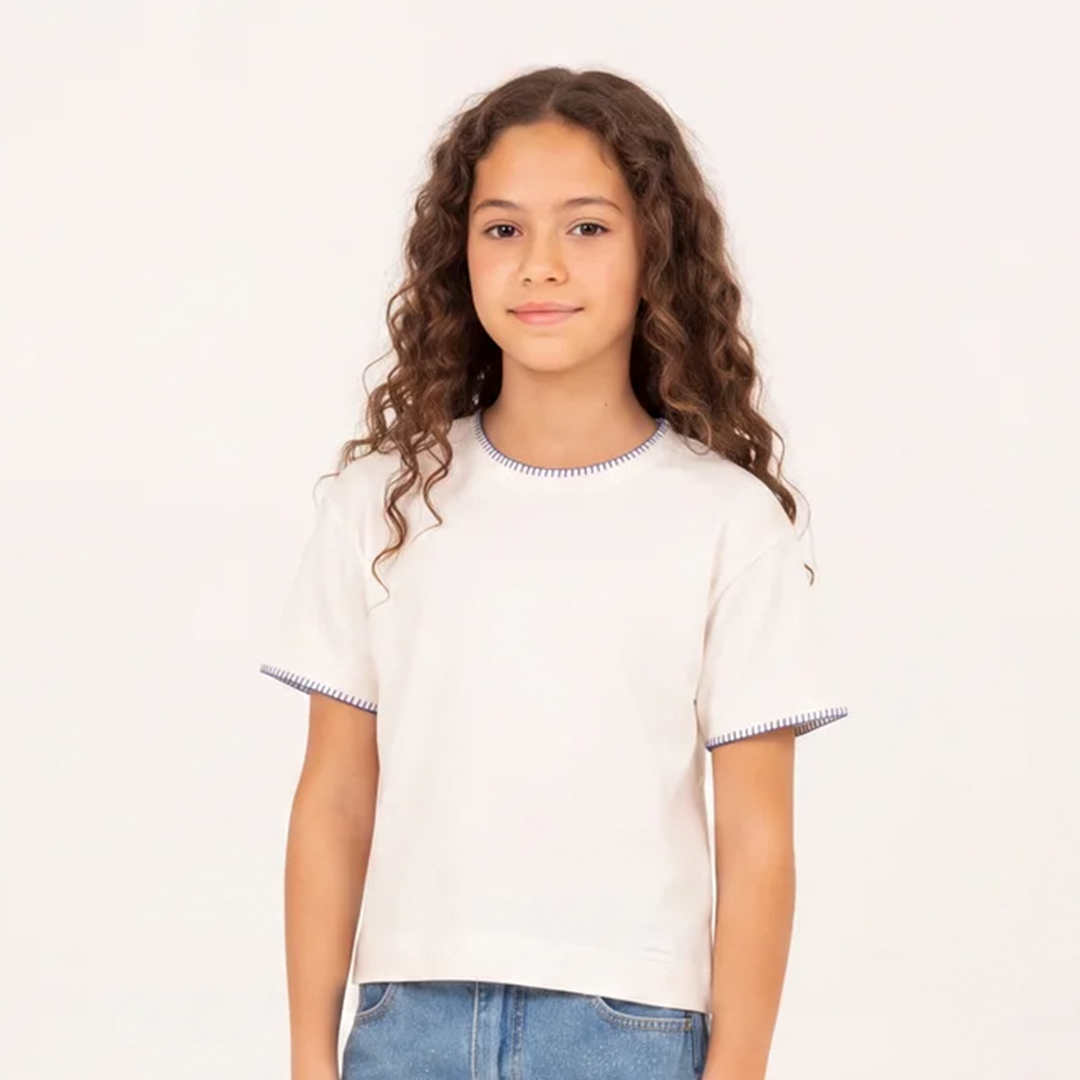 Camiseta para niñas con detalles en contraste