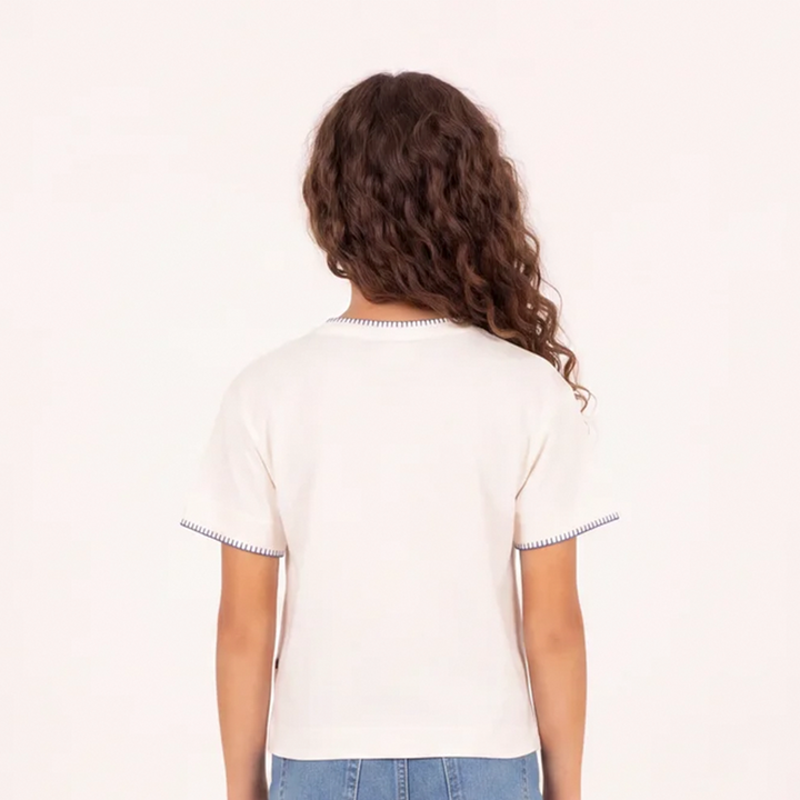 Camiseta para niñas con detalles en contraste