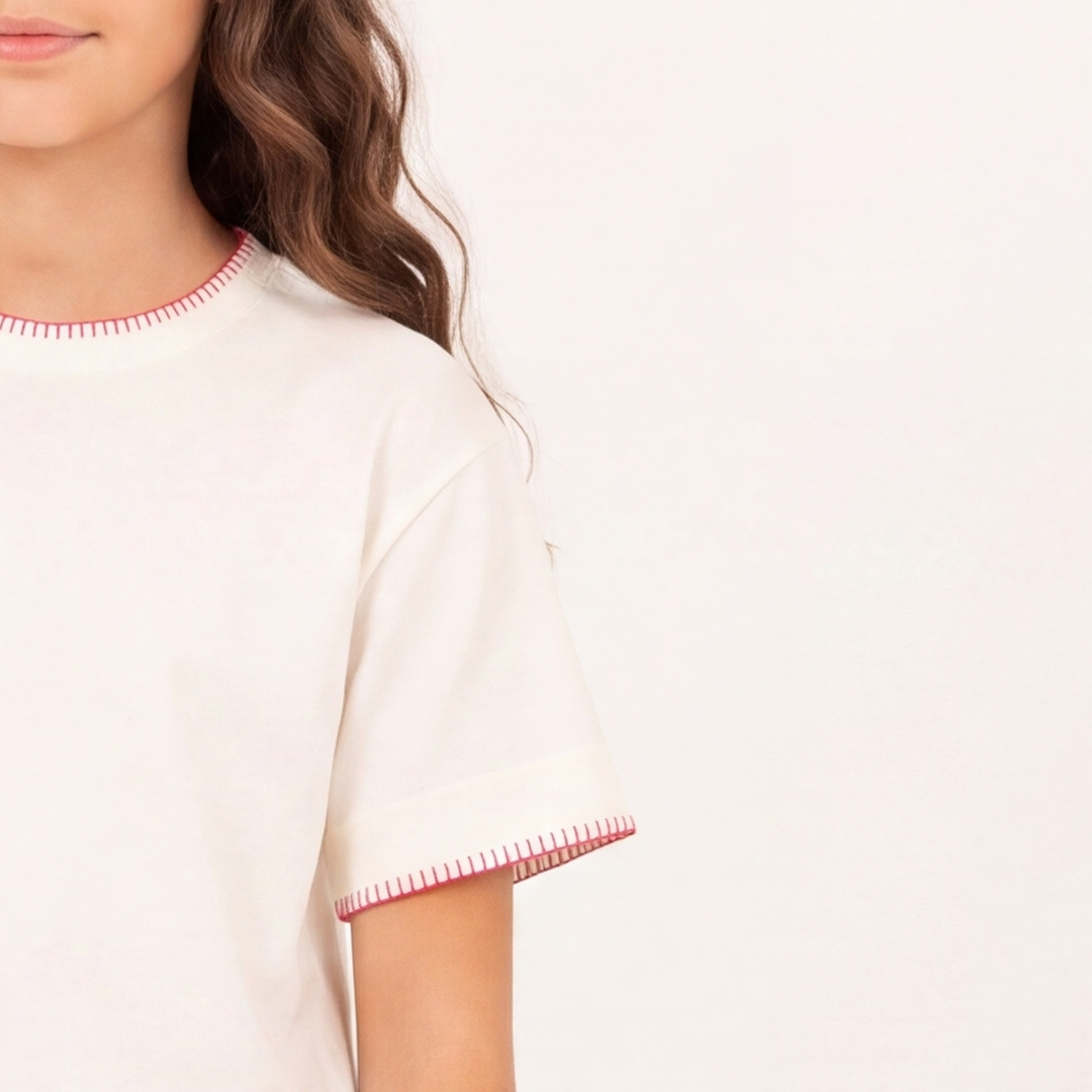 Camiseta para niñas con detalles en contraste