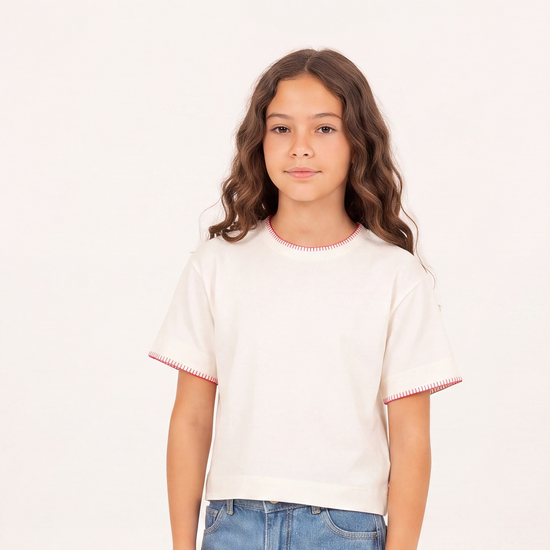 Camiseta para niñas con detalles en contraste