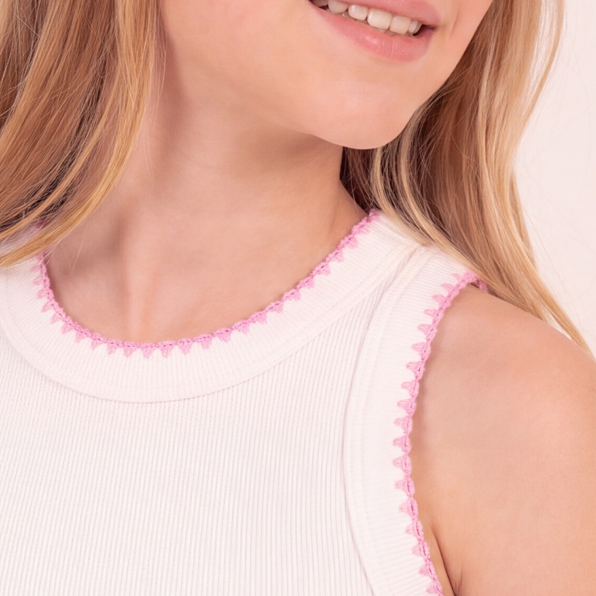 Crop top para niñas en rib con diseño en contraste - Beige