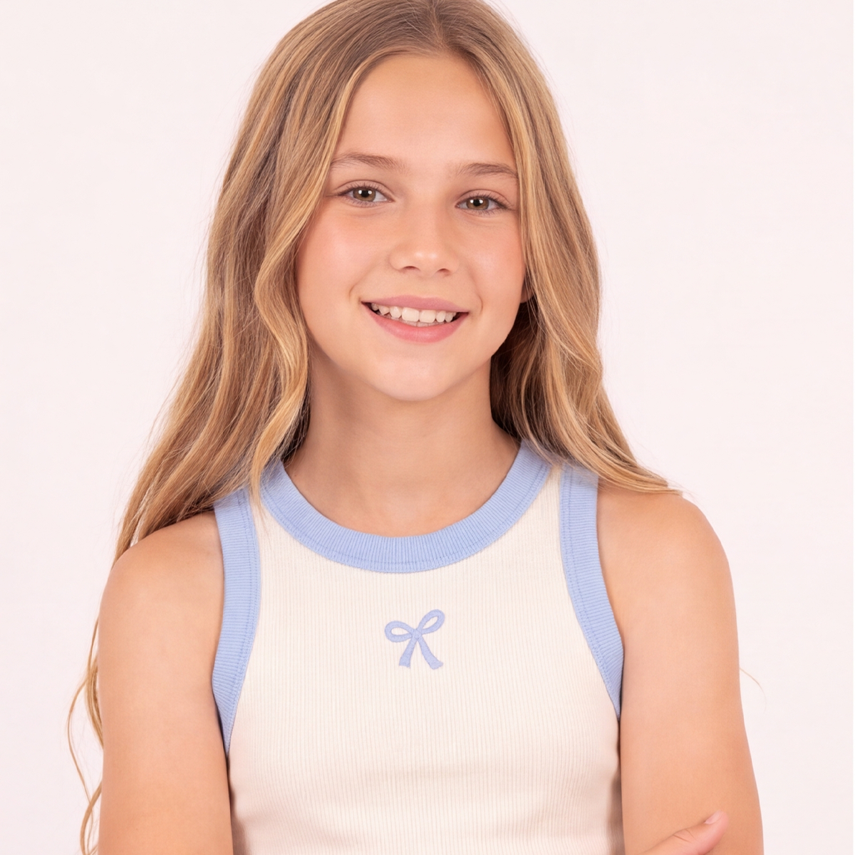 Crop top para niñas en rib con diseño de lazo bordado