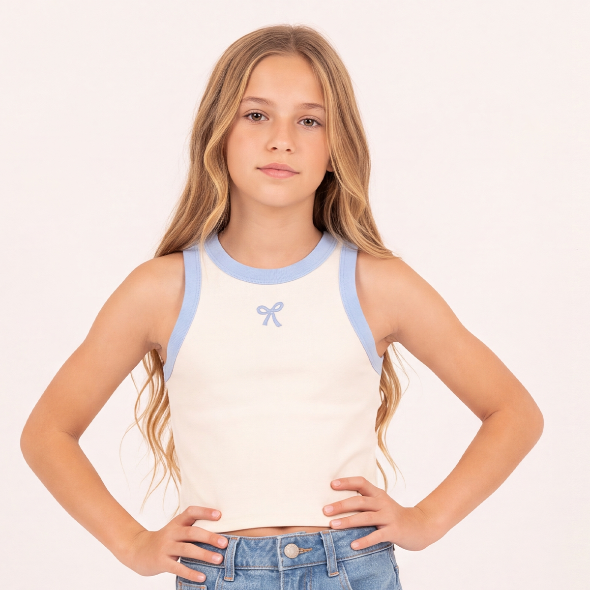 Crop top para niñas en rib con diseño de lazo bordado