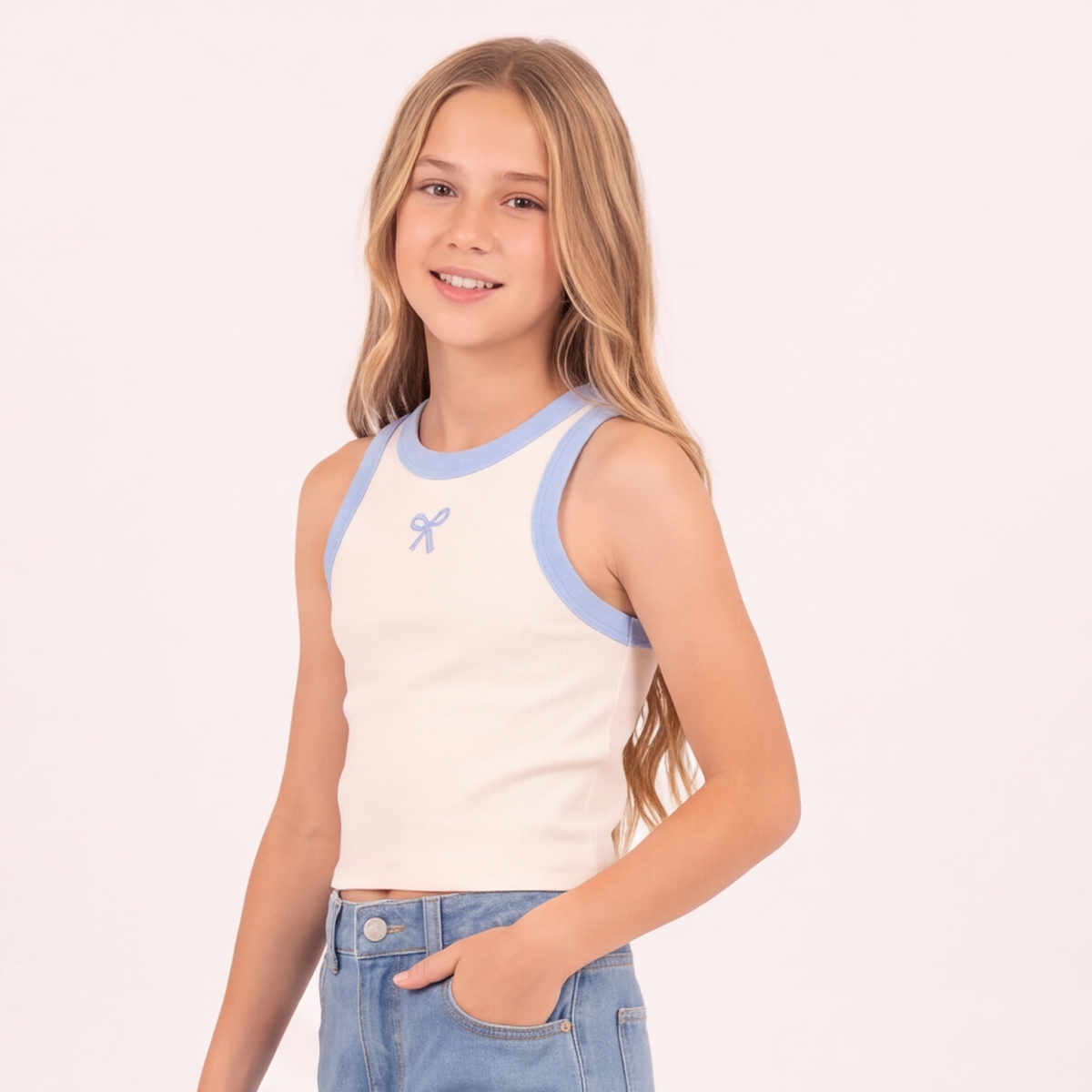 Crop top para niñas en rib con diseño de lazo bordado