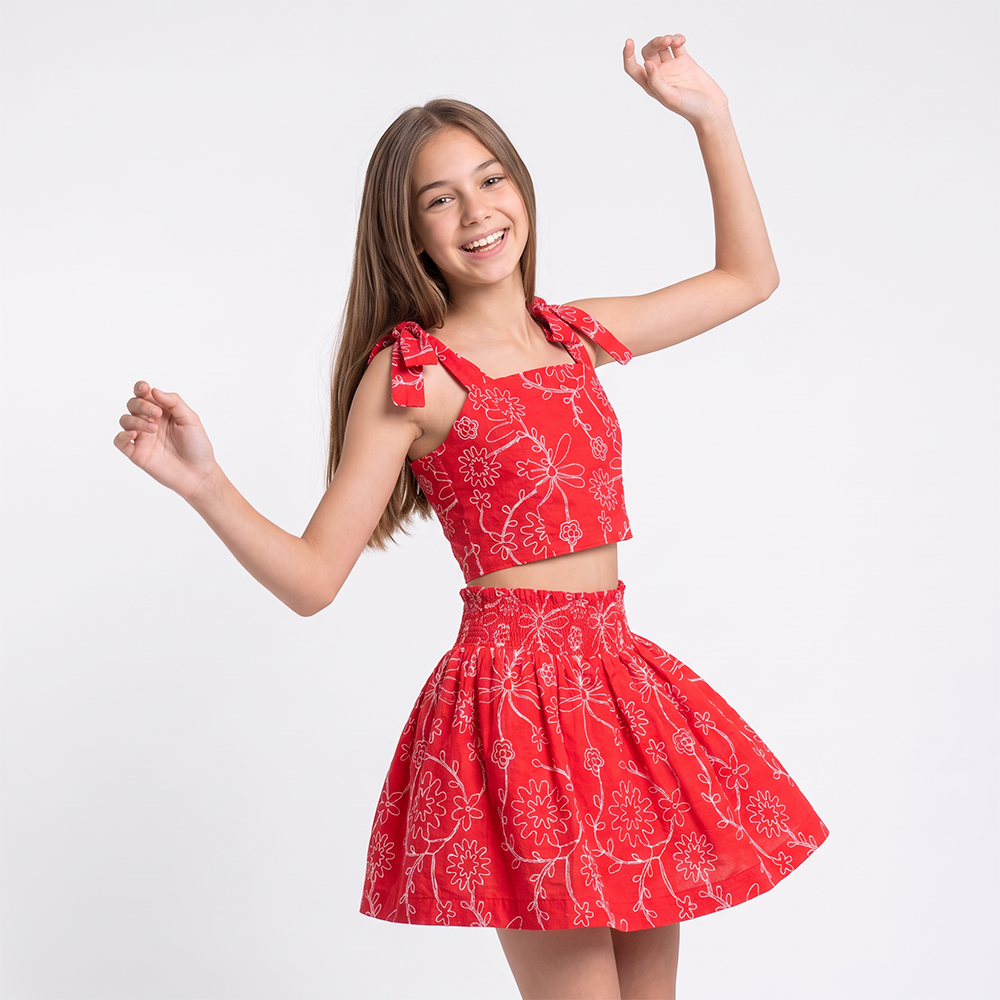 Crop top para niñas con diseño bordado color rojo