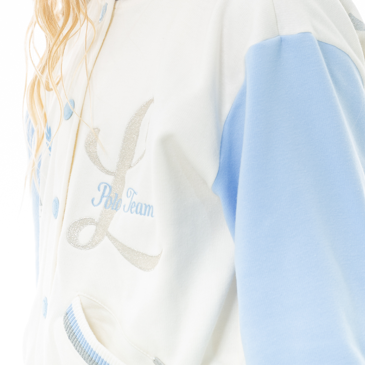 Chaqueta Varsity para Niñas Bordada – Azul Claro y Blanco