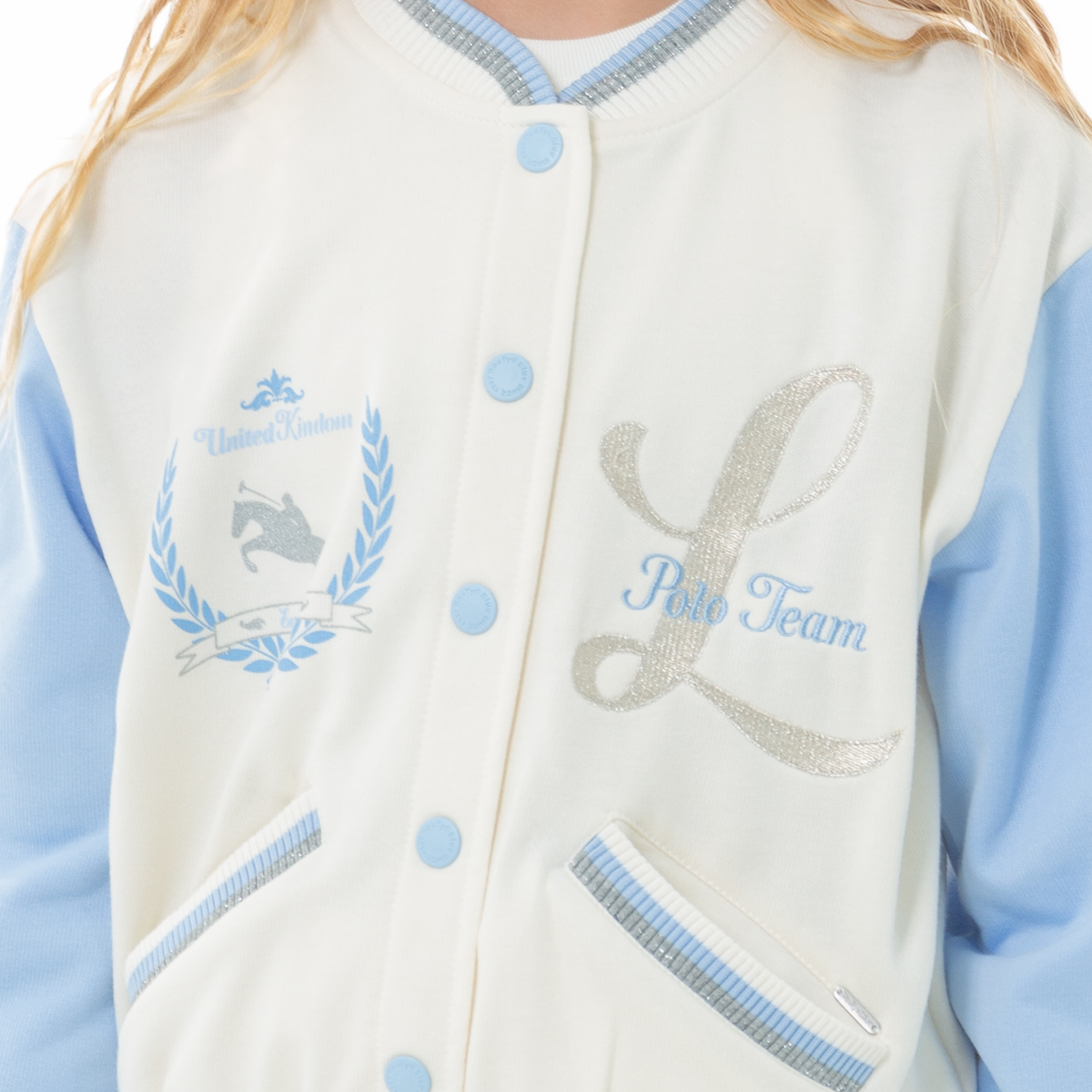 Chaqueta Varsity para Niñas Bordada – Azul Claro y Blanco