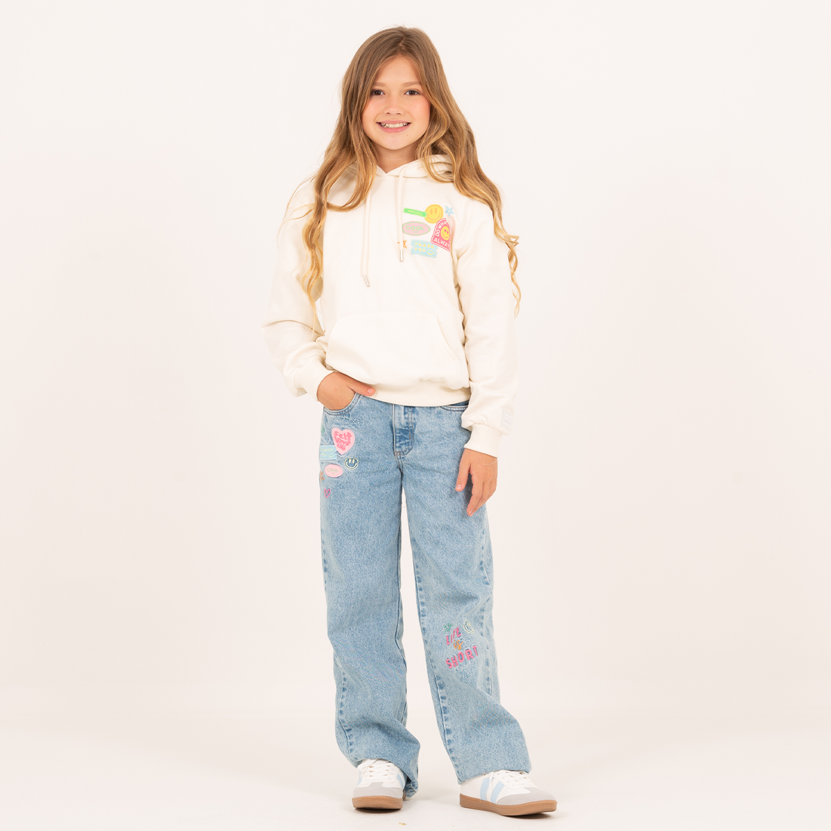 Hoodie para niñas con diseños graficos estampados – Off white