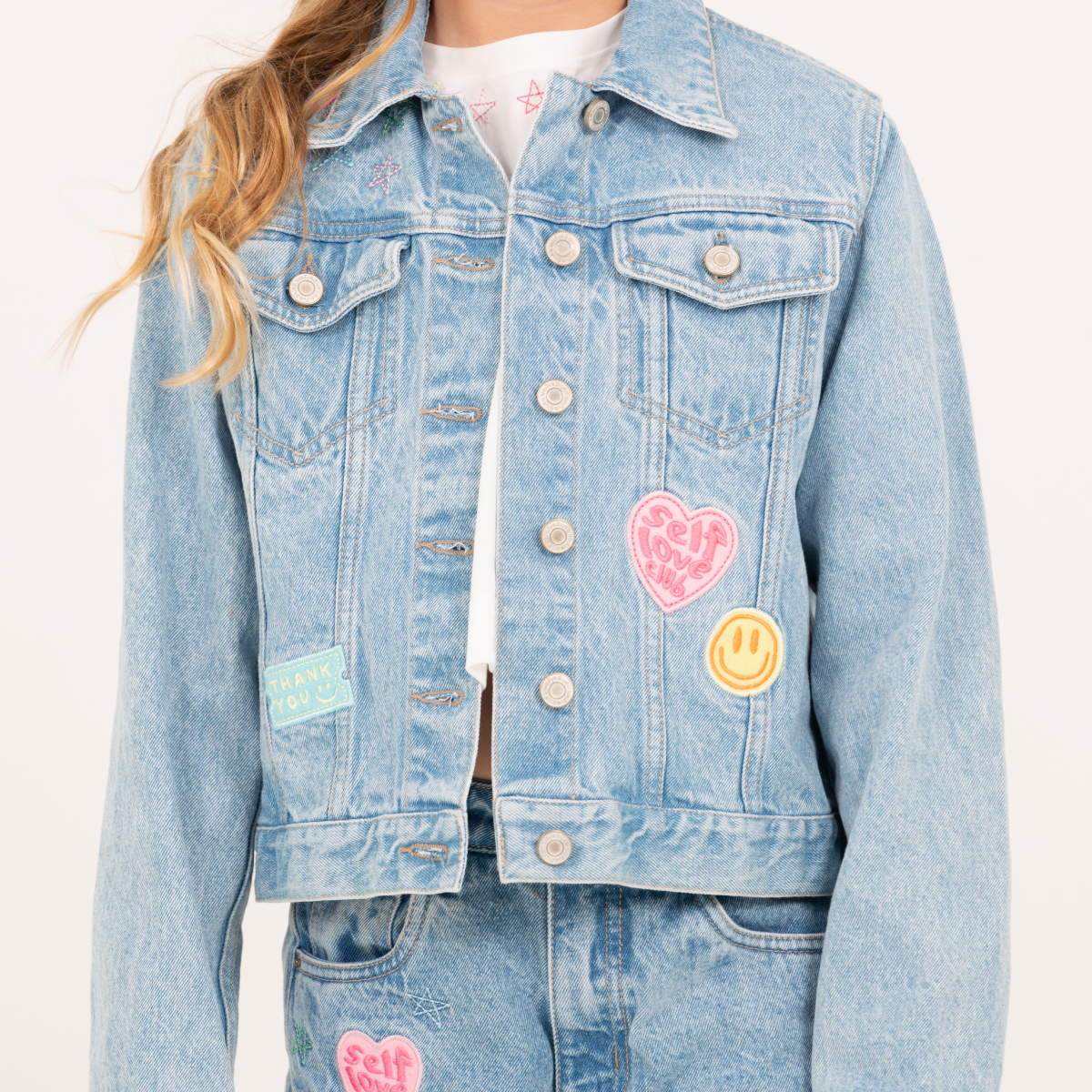 Chaqueta para niñas en denim con detalles de apliques y bordados