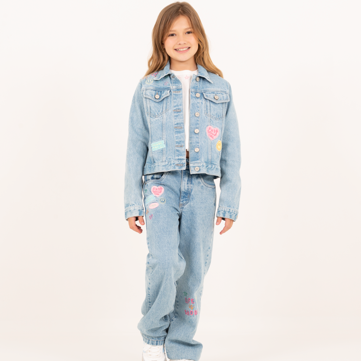 Chaqueta para niñas en denim con detalles de apliques y bordados
