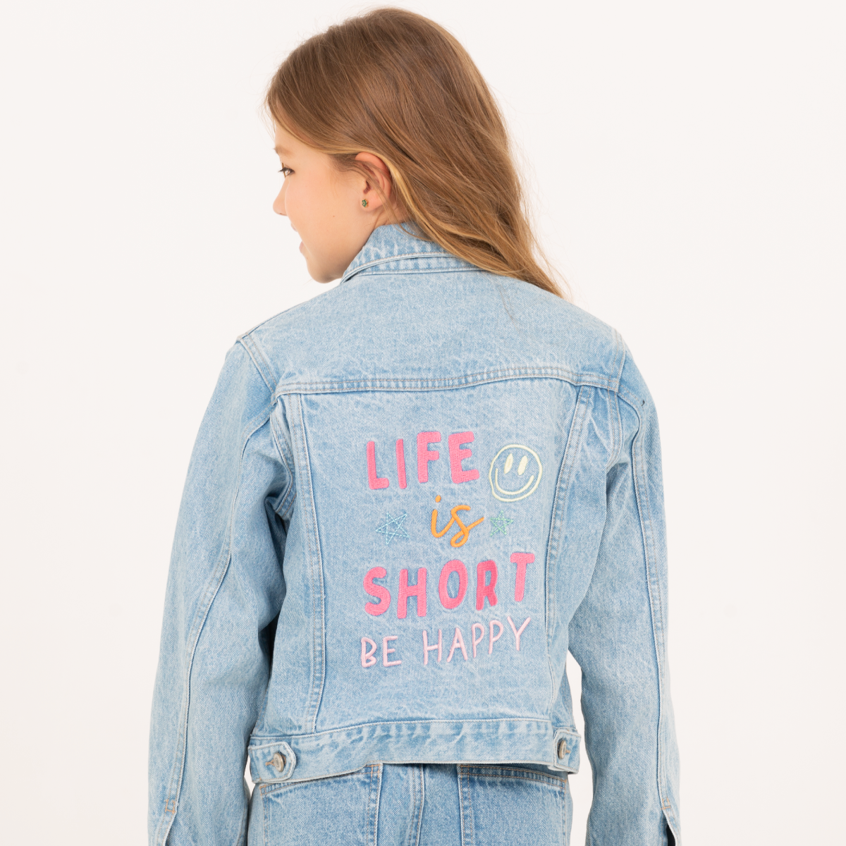Chaqueta para niñas en denim con detalles de apliques y bordados