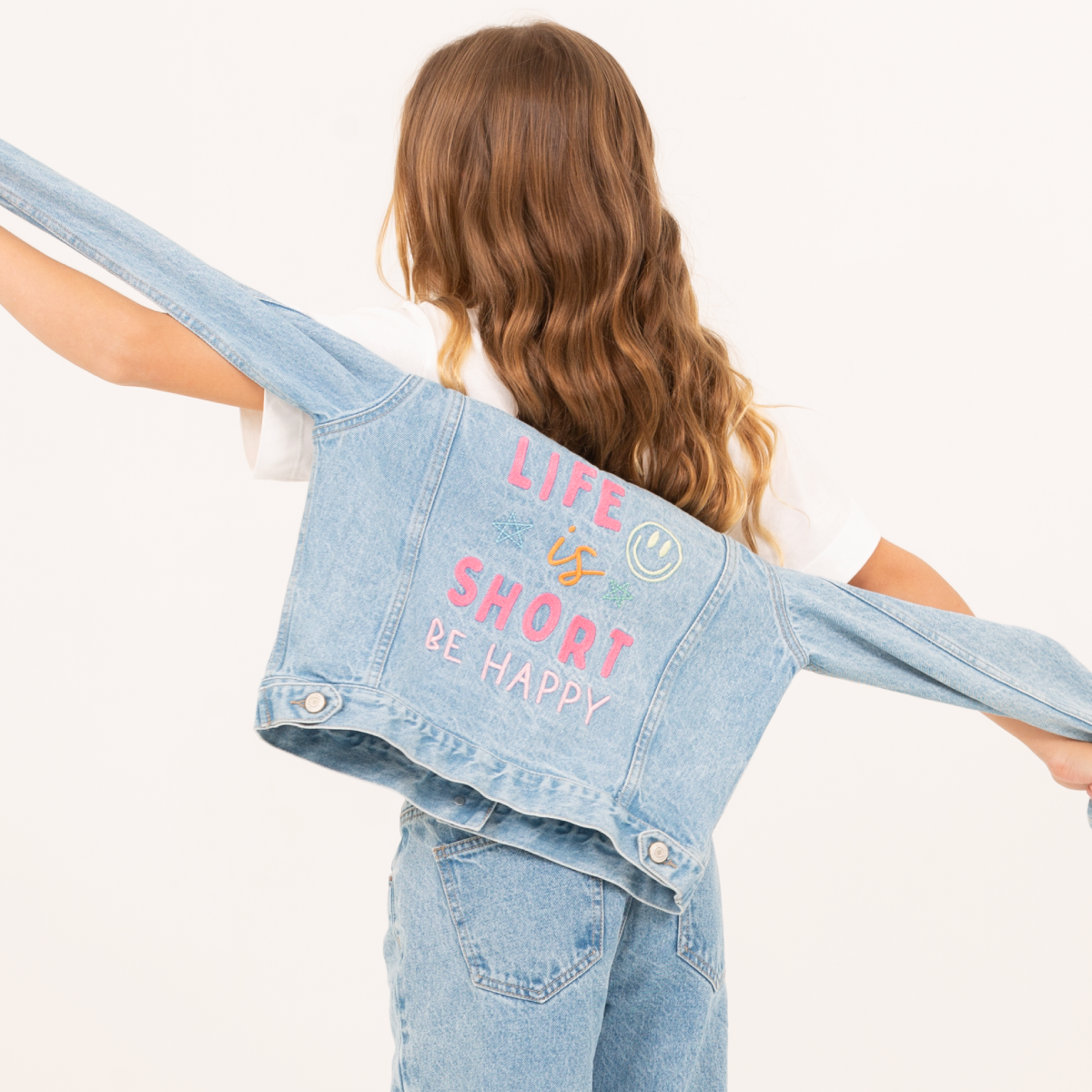 Chaqueta para niñas en denim con detalles de apliques y bordados