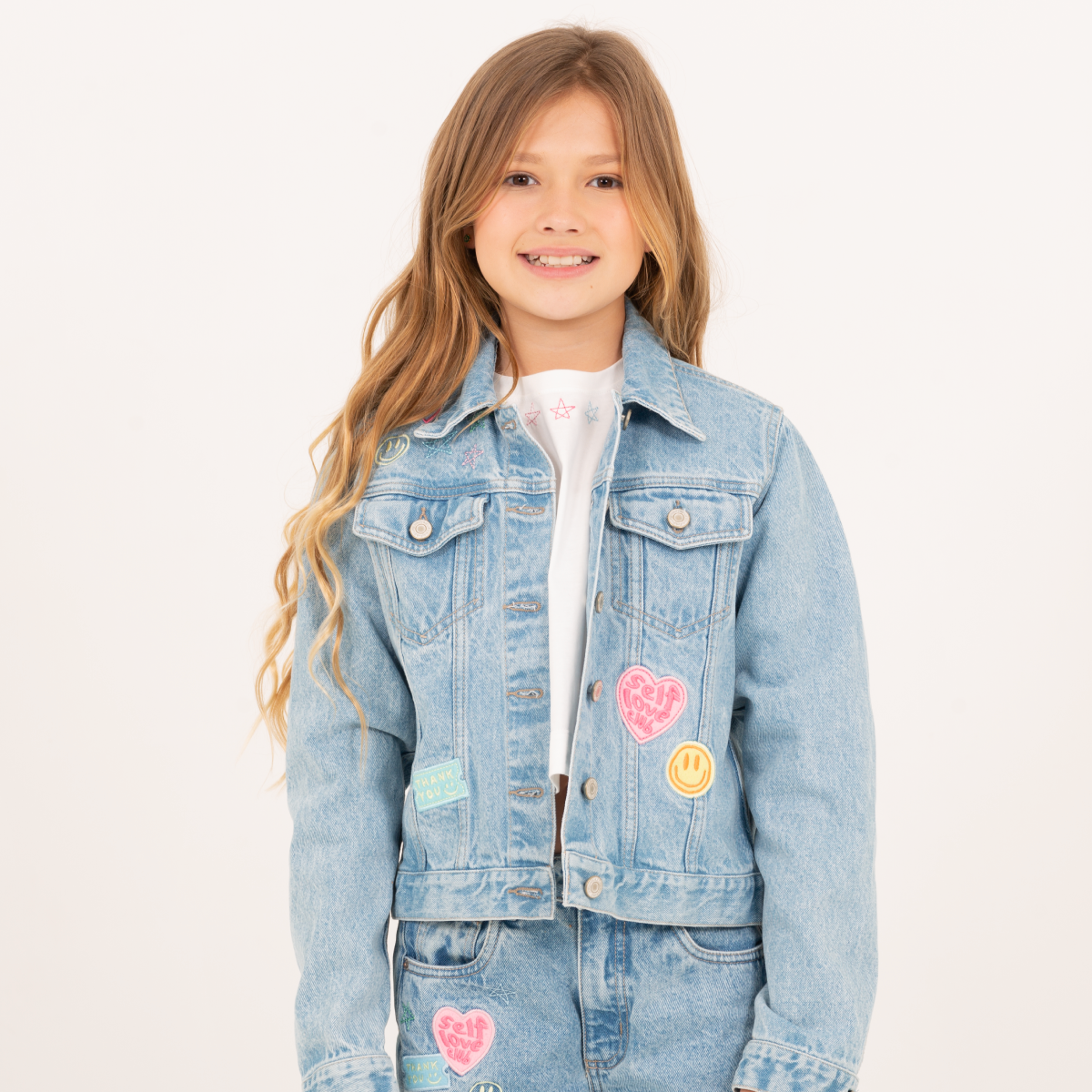 Chaqueta para niñas en denim con detalles de apliques y bordados