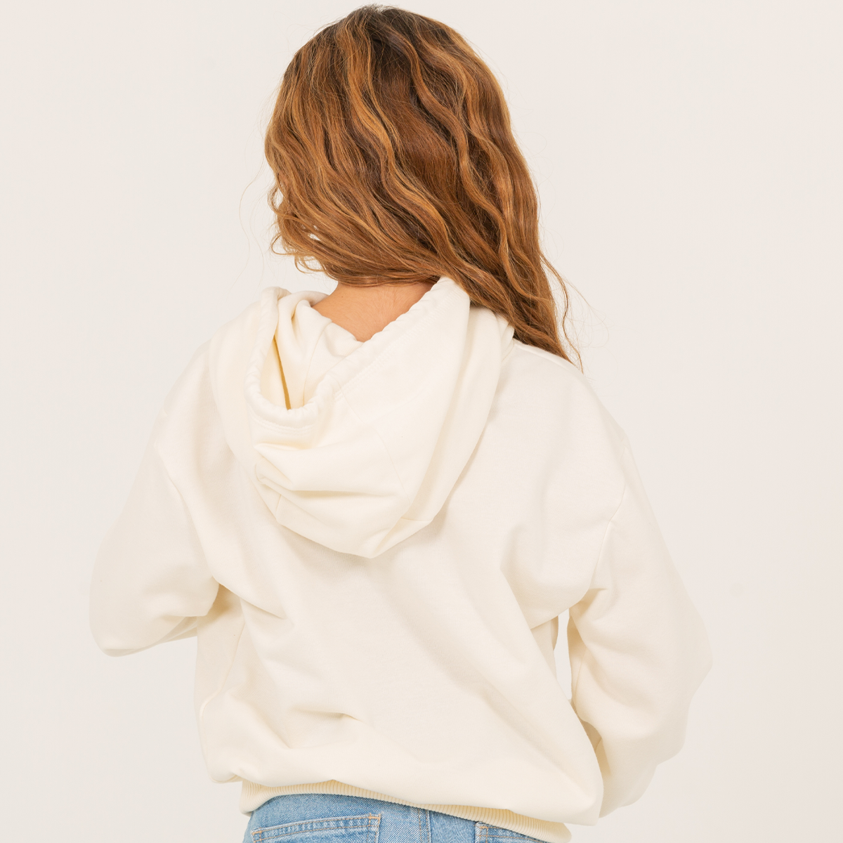 Hoodie para niñas con diseño estampado “forever denim essentials” Off white