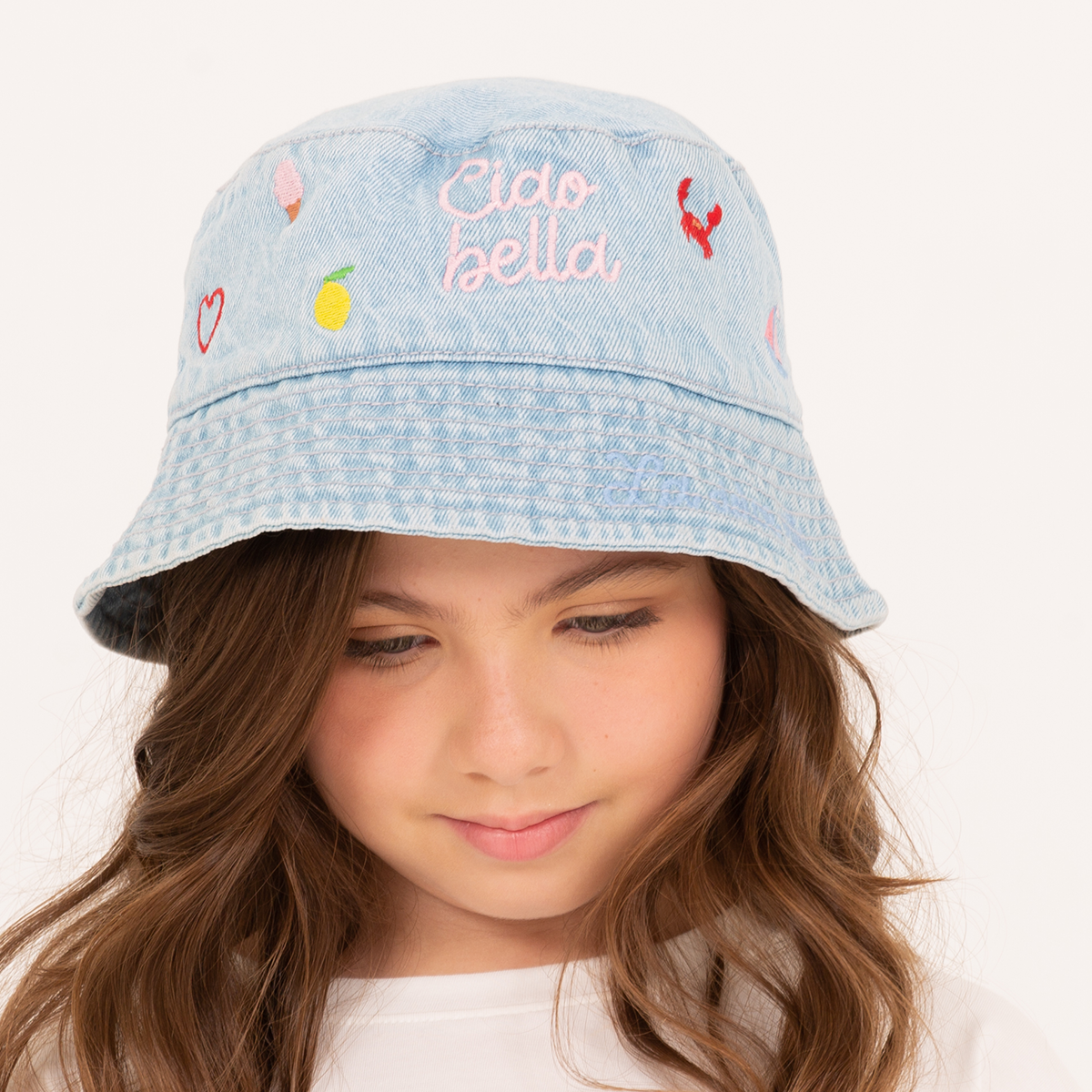 Sombrero para niñas tipo bucket en denim con detalles bordados