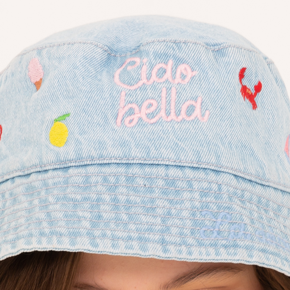 Sombrero para niñas tipo bucket en denim con detalles bordados