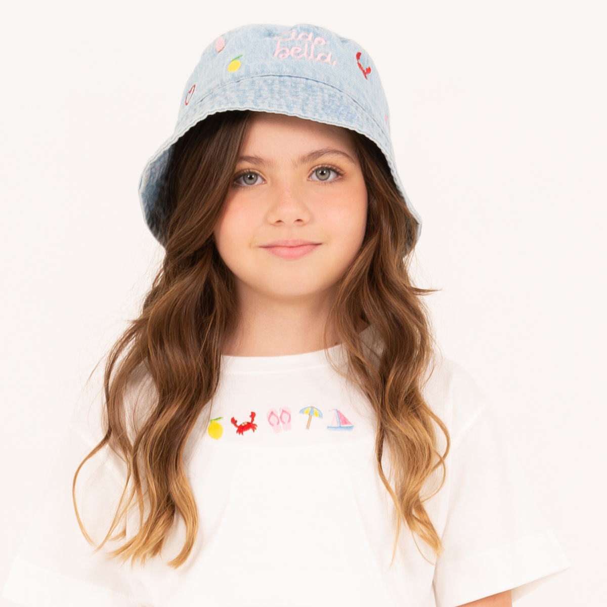 Sombrero para niñas tipo bucket en denim con detalles bordados