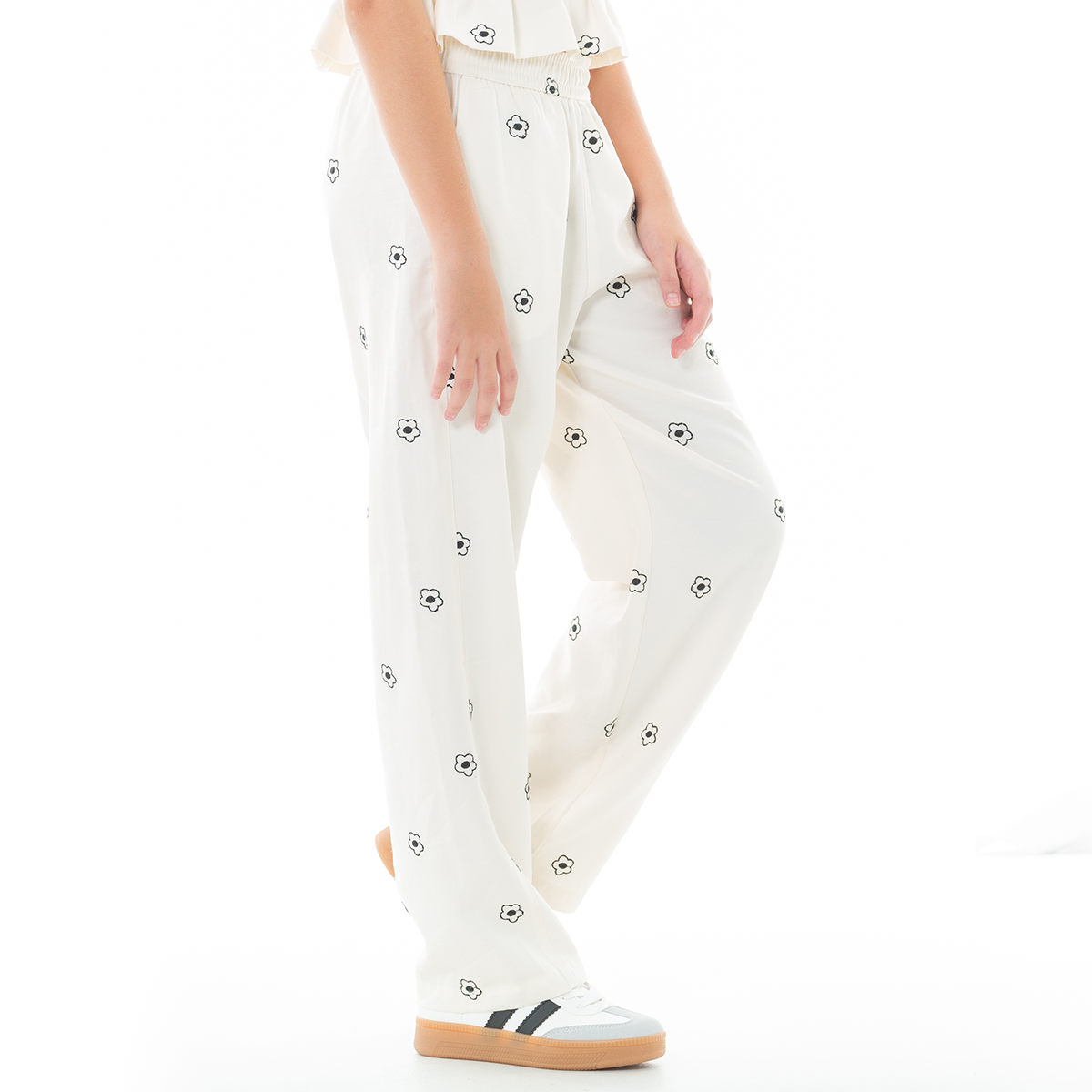 PANTALON PARA NIÑAS CON DISEÑO DE FLORES BORDADAS