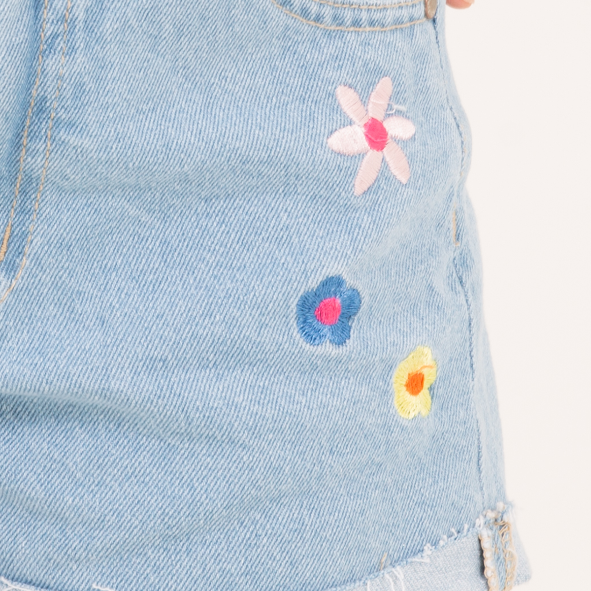 Short para niñas en denim con diseños bordados  - azul claro